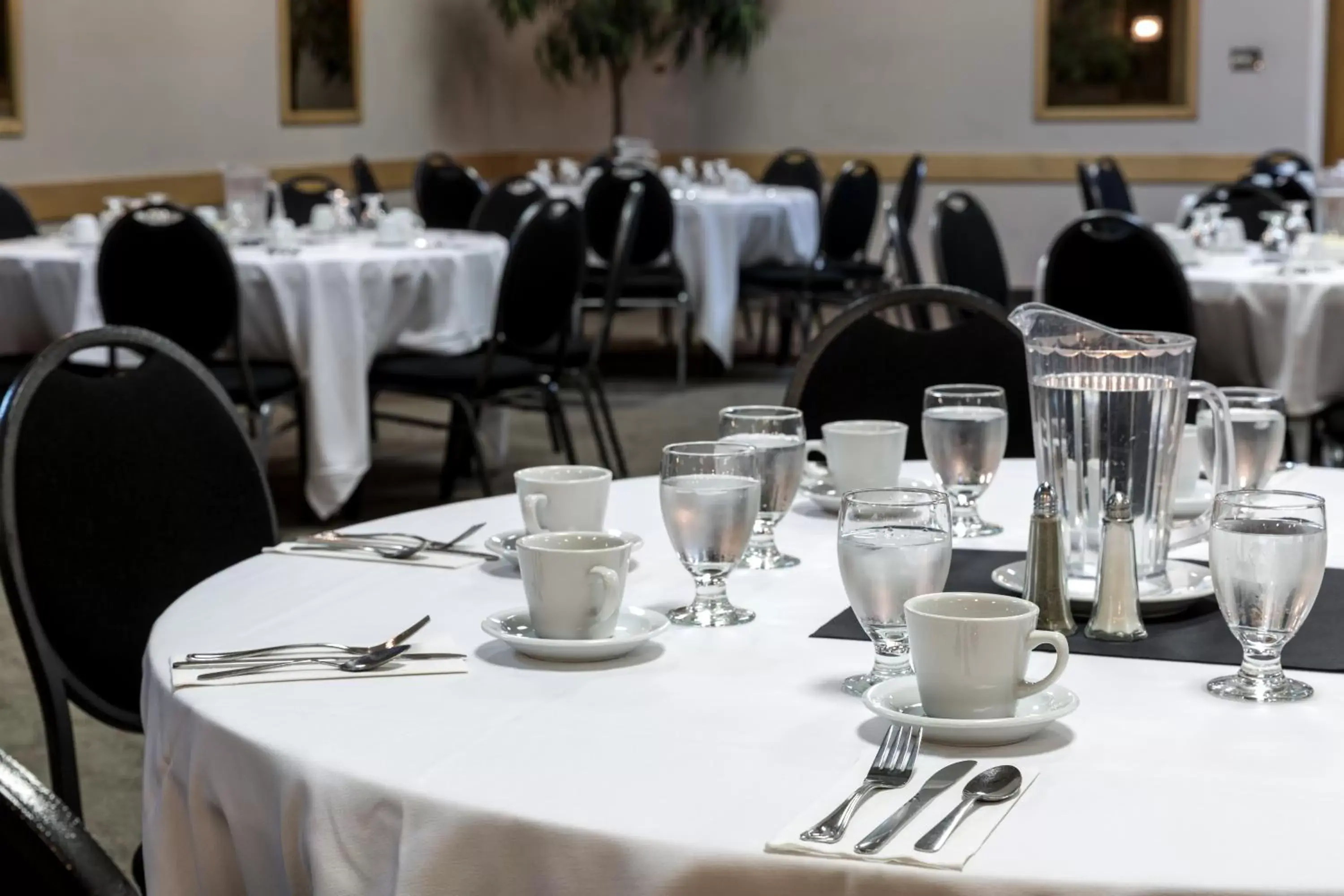 Food and drinks, Restaurant/Places to Eat in Heritage Inn Hotel & Convention Centre - Taber