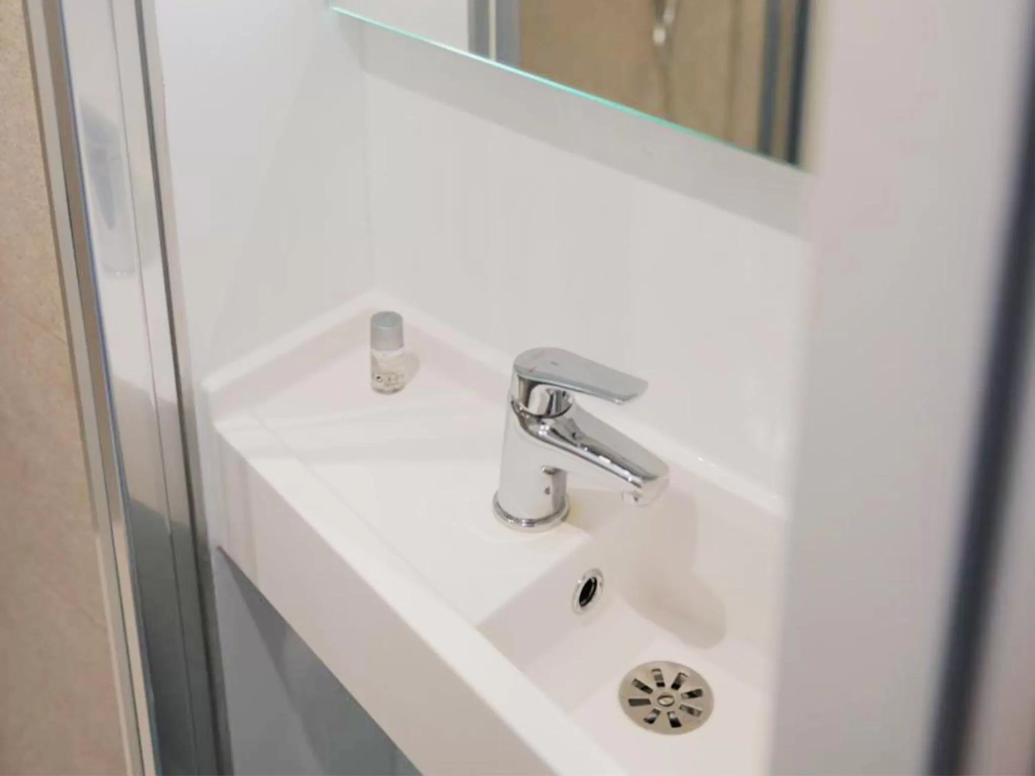 Bathroom in Kyriad Direct Dijon Sud - Chenove