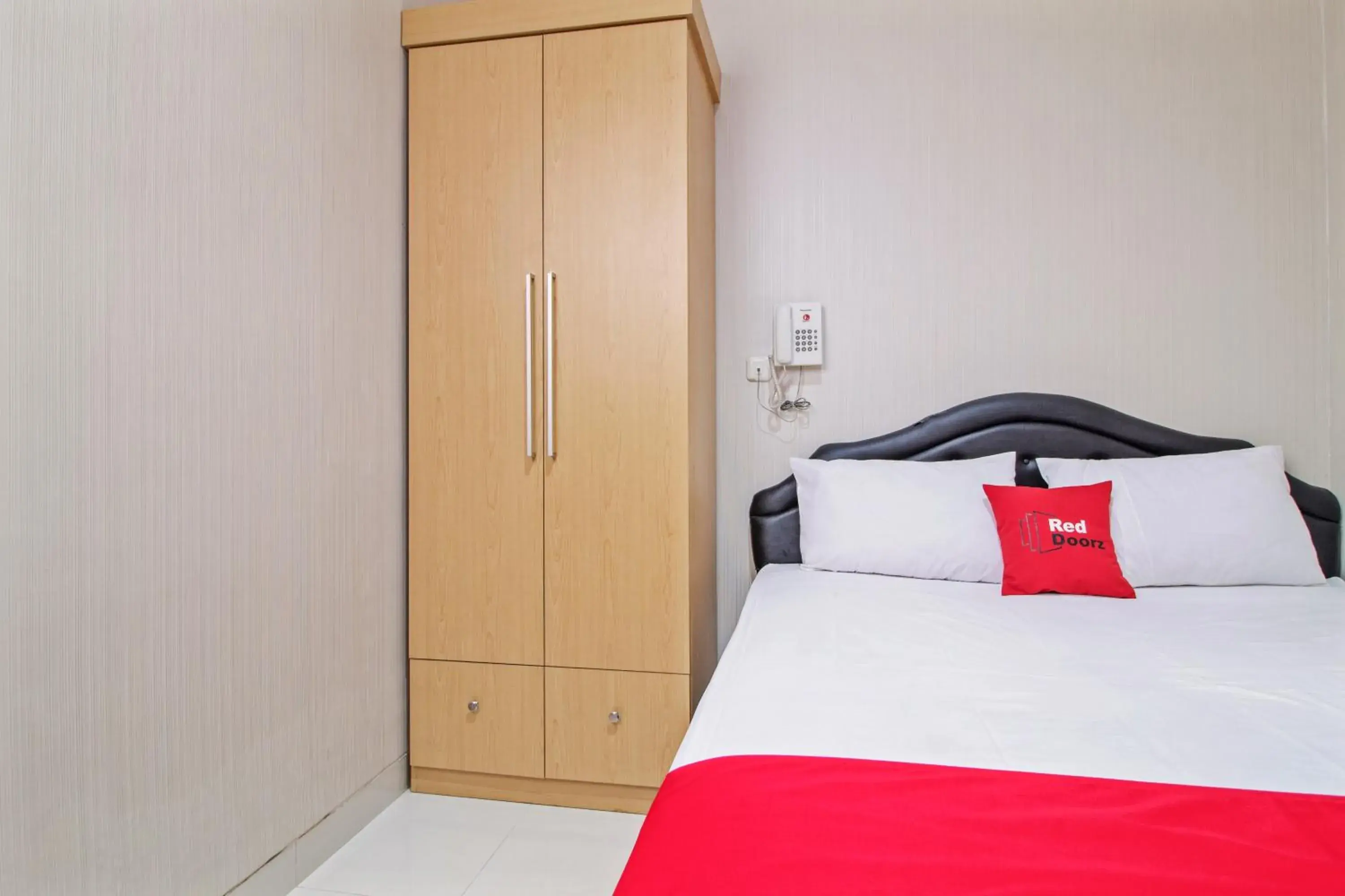 Bedroom, Bed in RedDoorz @ Mangga Besar 2