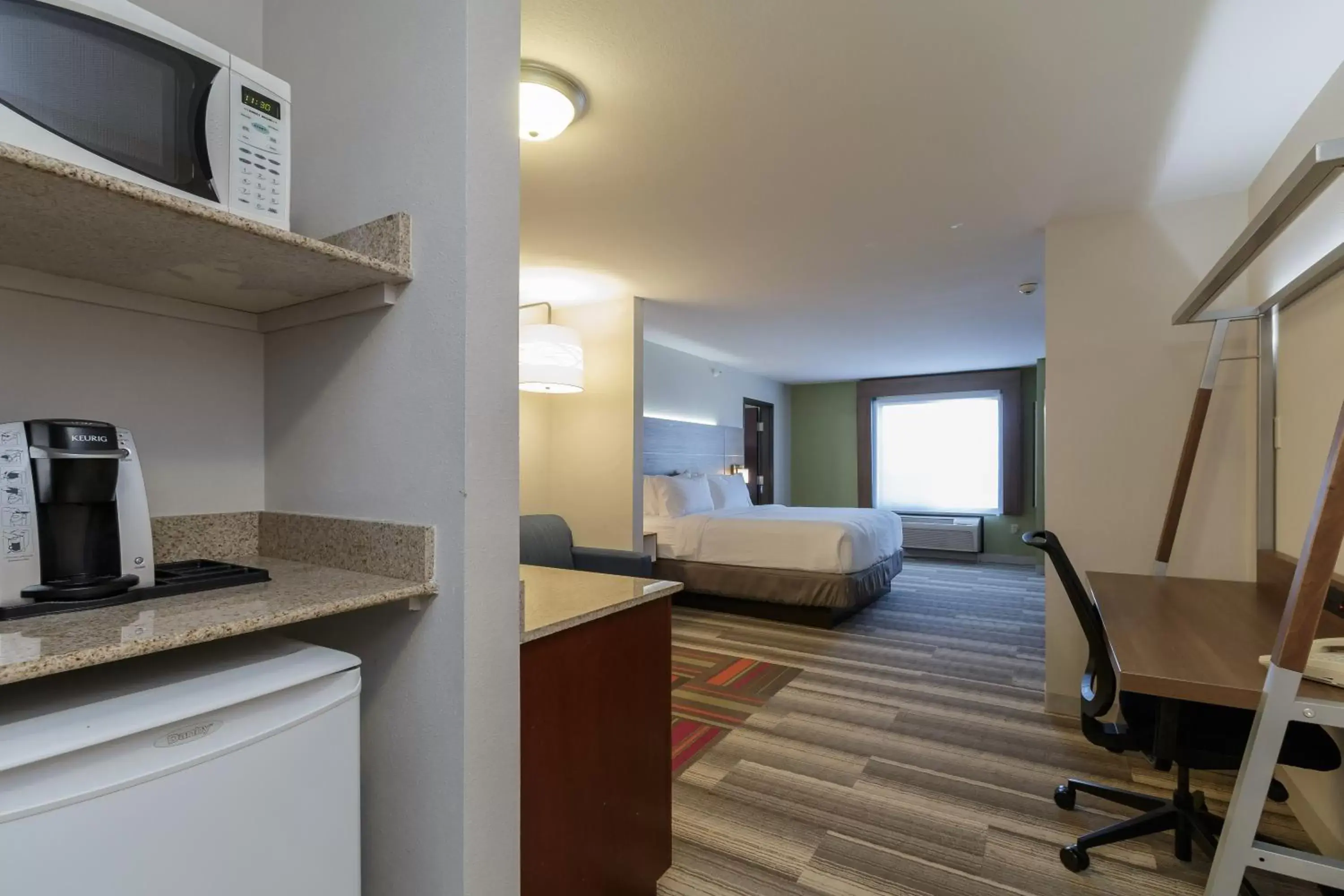 Bedroom, Kitchen/Kitchenette in Holiday Inn Express & Suites - South Bend - Notre Dame Univ.