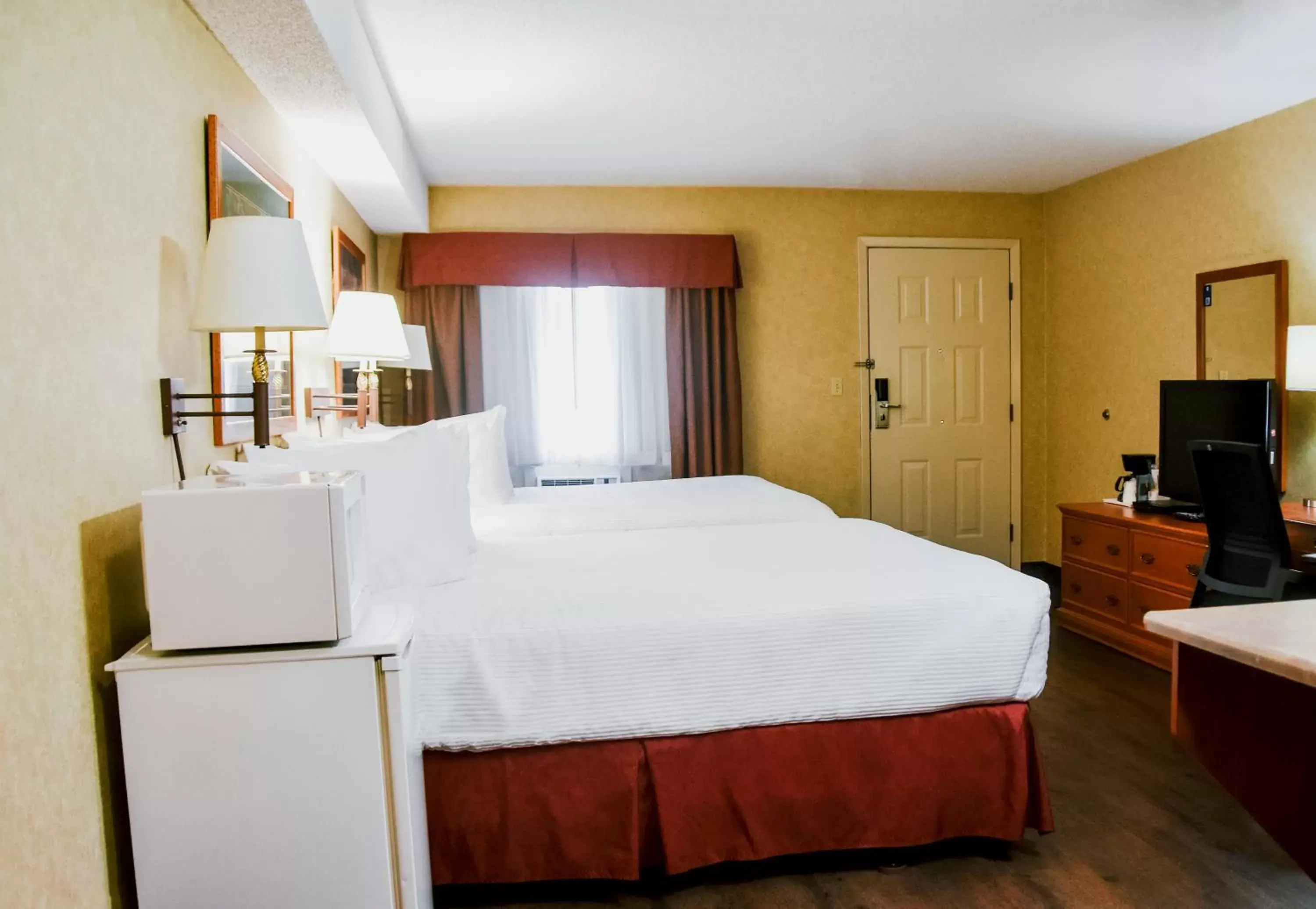 TV and multimedia, Bed in Stony Plain Inn & Suites