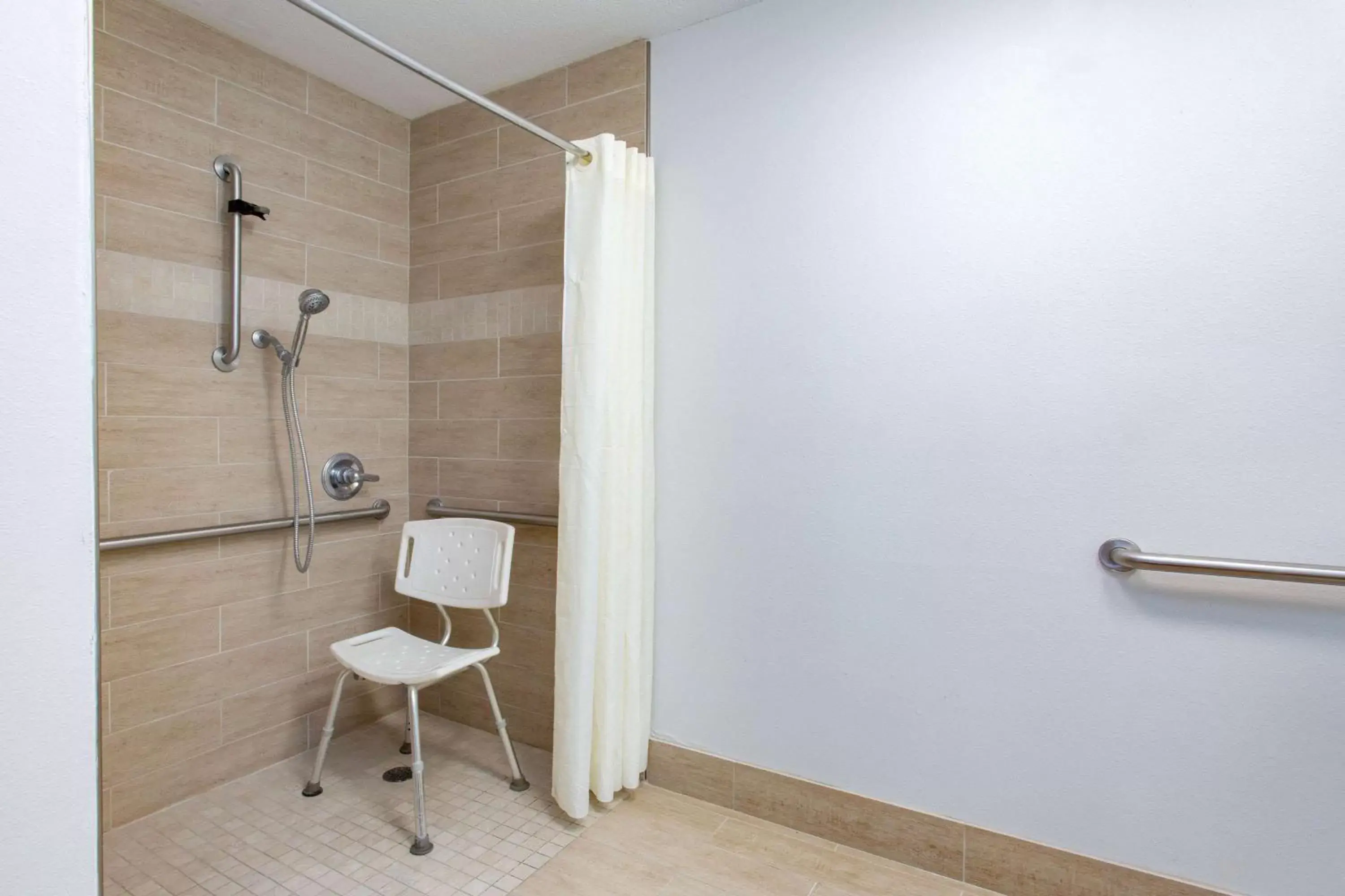 Shower, Bathroom in Baymont by Wyndham Midway Tallahassee