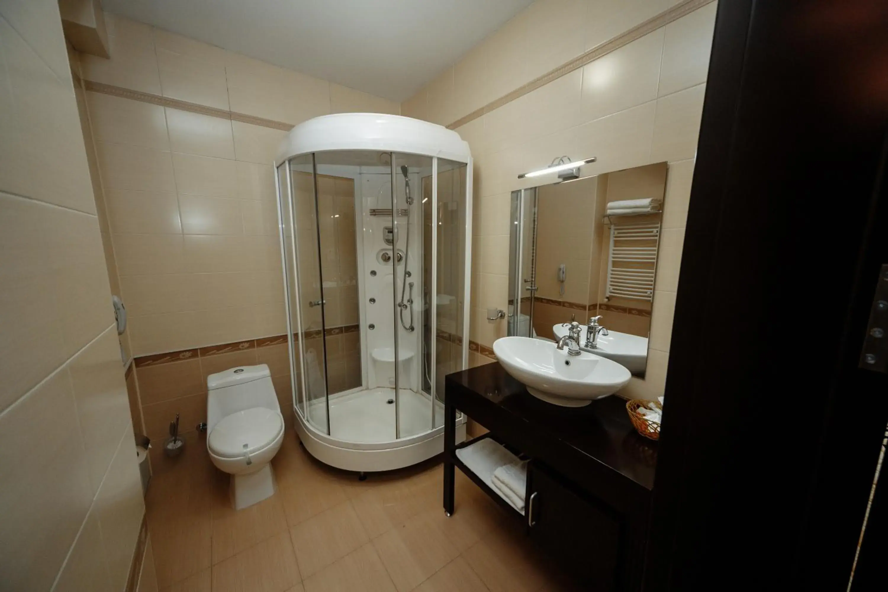 Shower, Bathroom in Club Royal Park