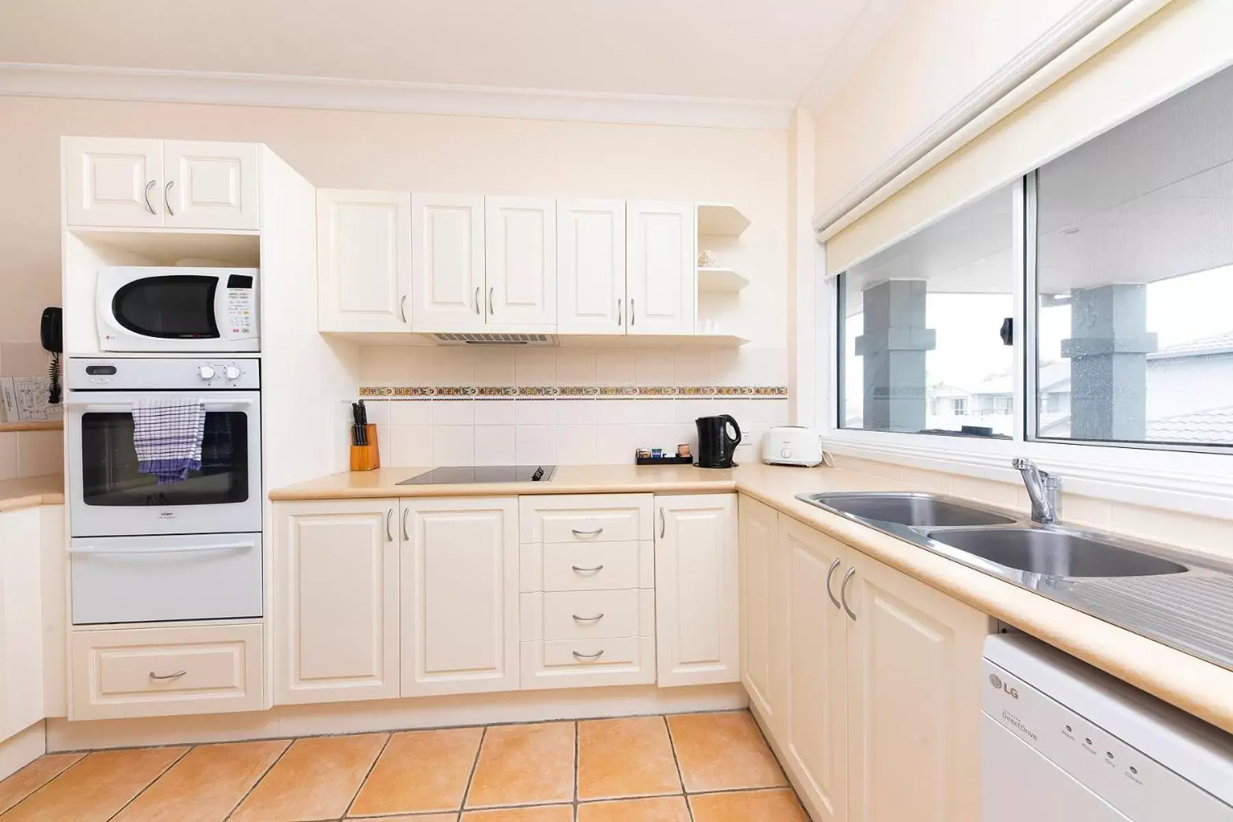 Kitchen/Kitchenette in Meridian Beachside Apartments