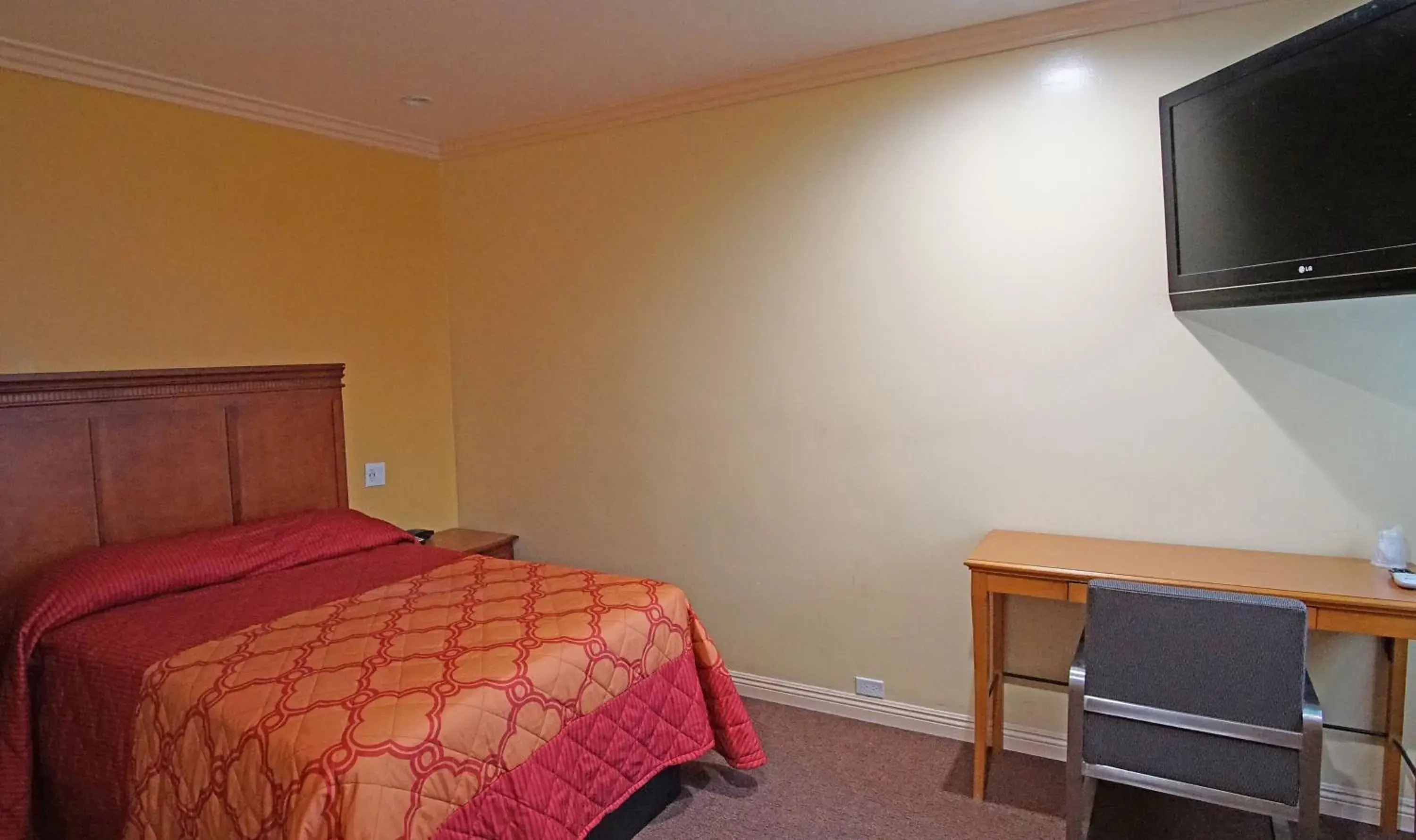 Bed in Rosa Bell Motel - Los Angeles Bed in Rosa Bell Motel - Los Angeles