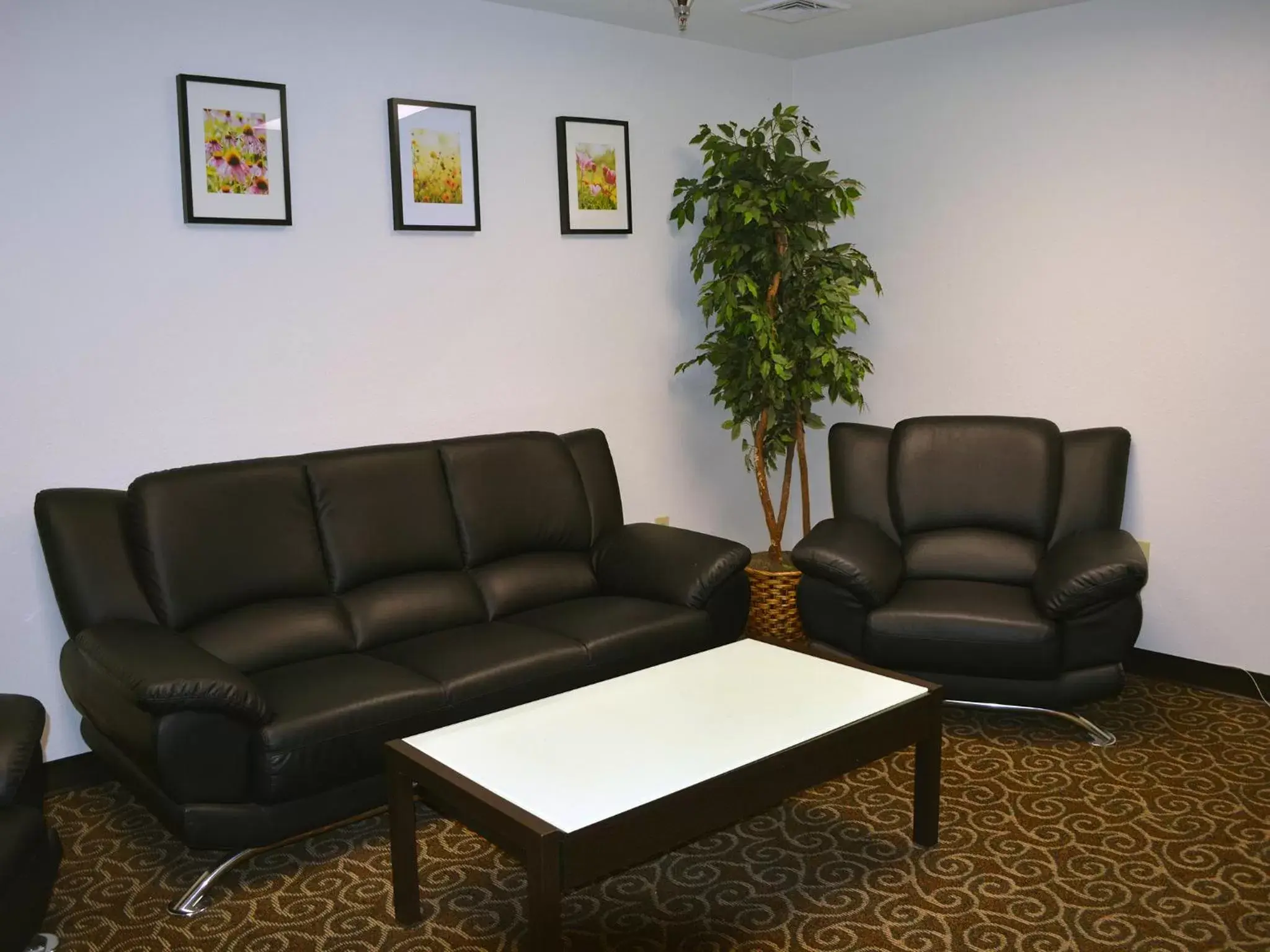 Communal lounge/ TV room, Seating Area in Baymont by Wyndham East Windsor Bradley Airport