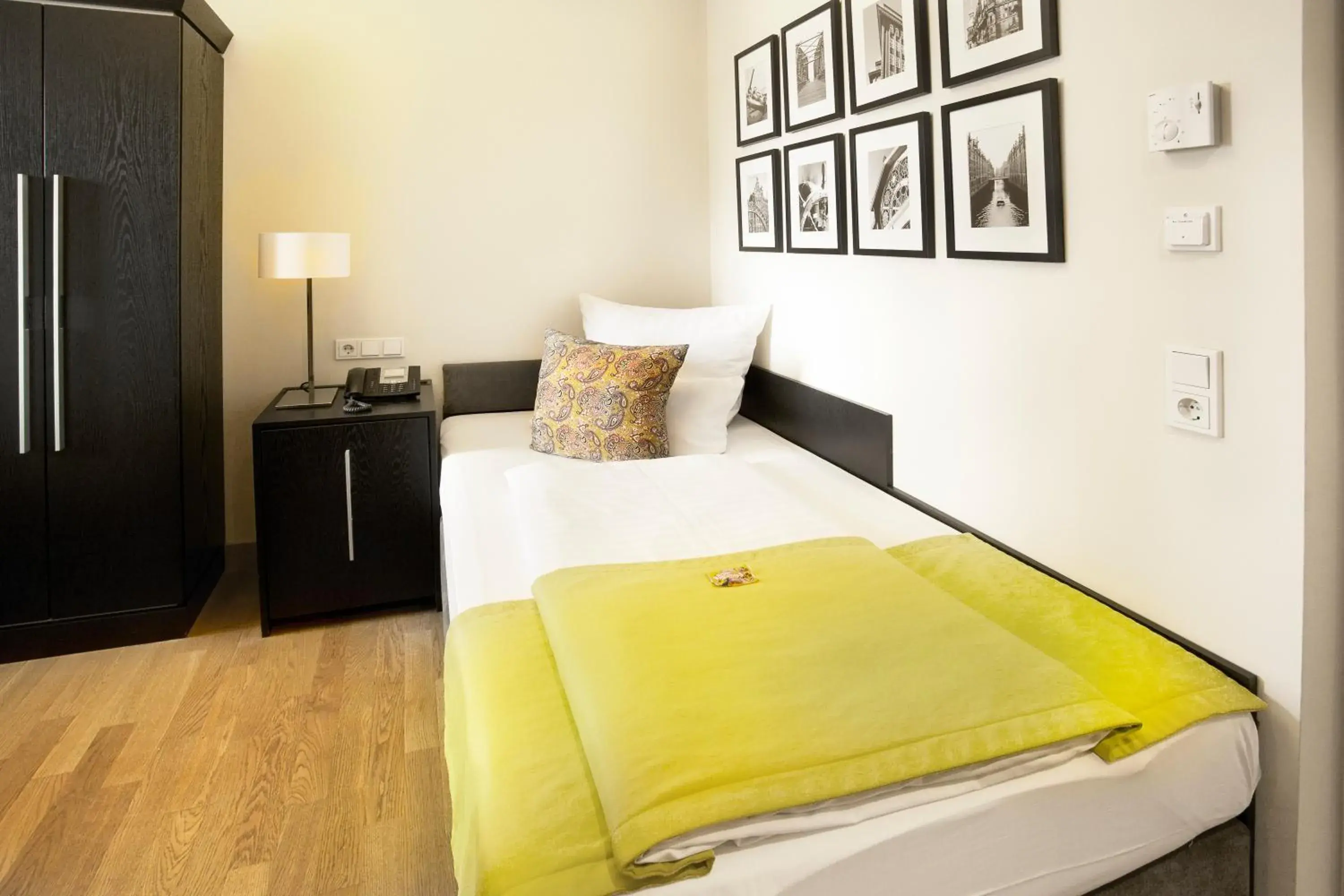 Economy Single Room in Hotel Hamburger Hof Economy Single Room in Hotel Hamburger Hof