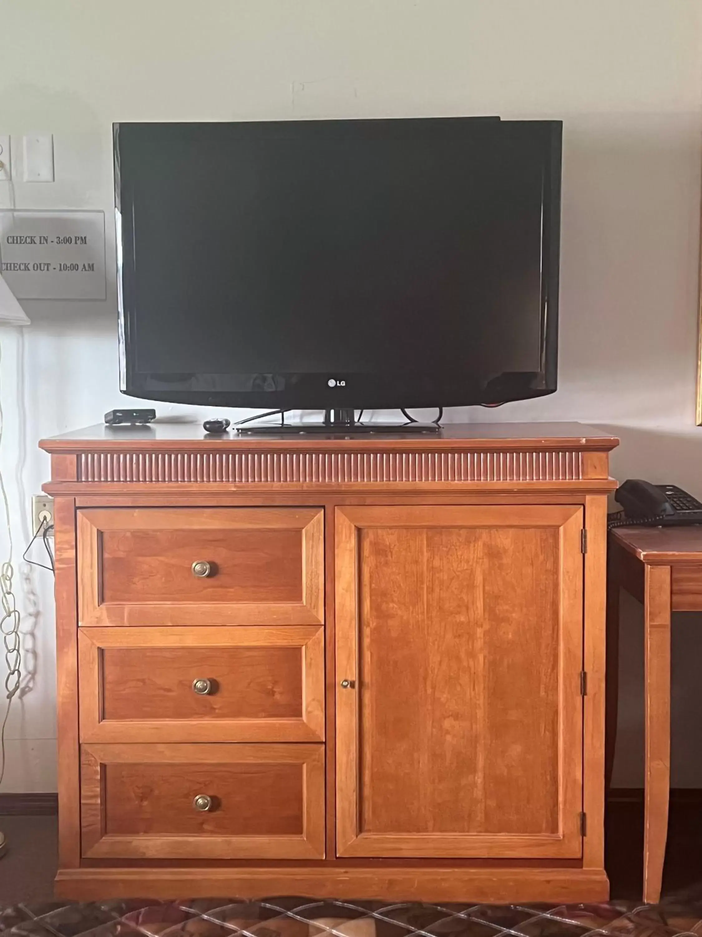 TV and multimedia, TV/Entertainment Center in Spinning Wheel Motel