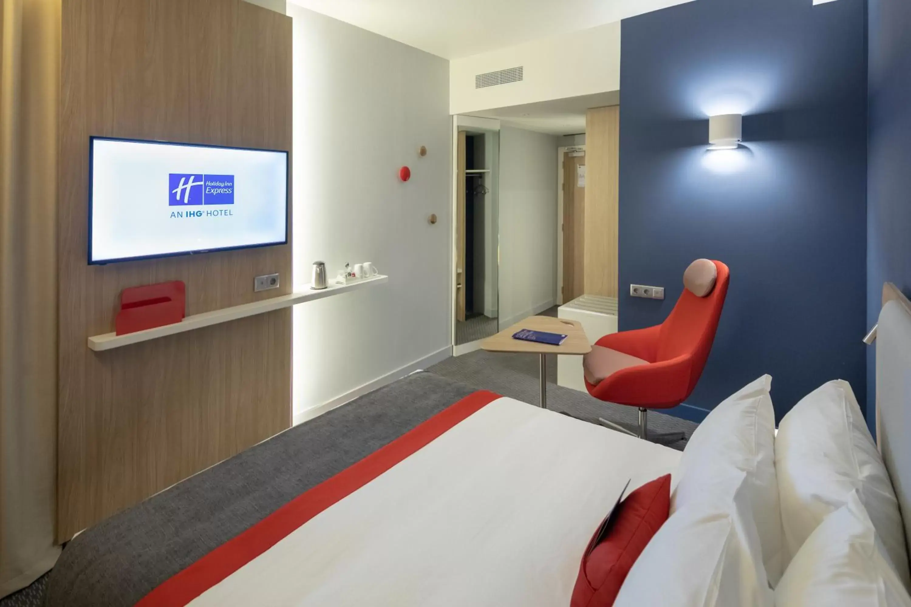 TV and multimedia, Bed in Holiday Inn Express - Lisbon - Plaza Saldanha, an IHG Hotel