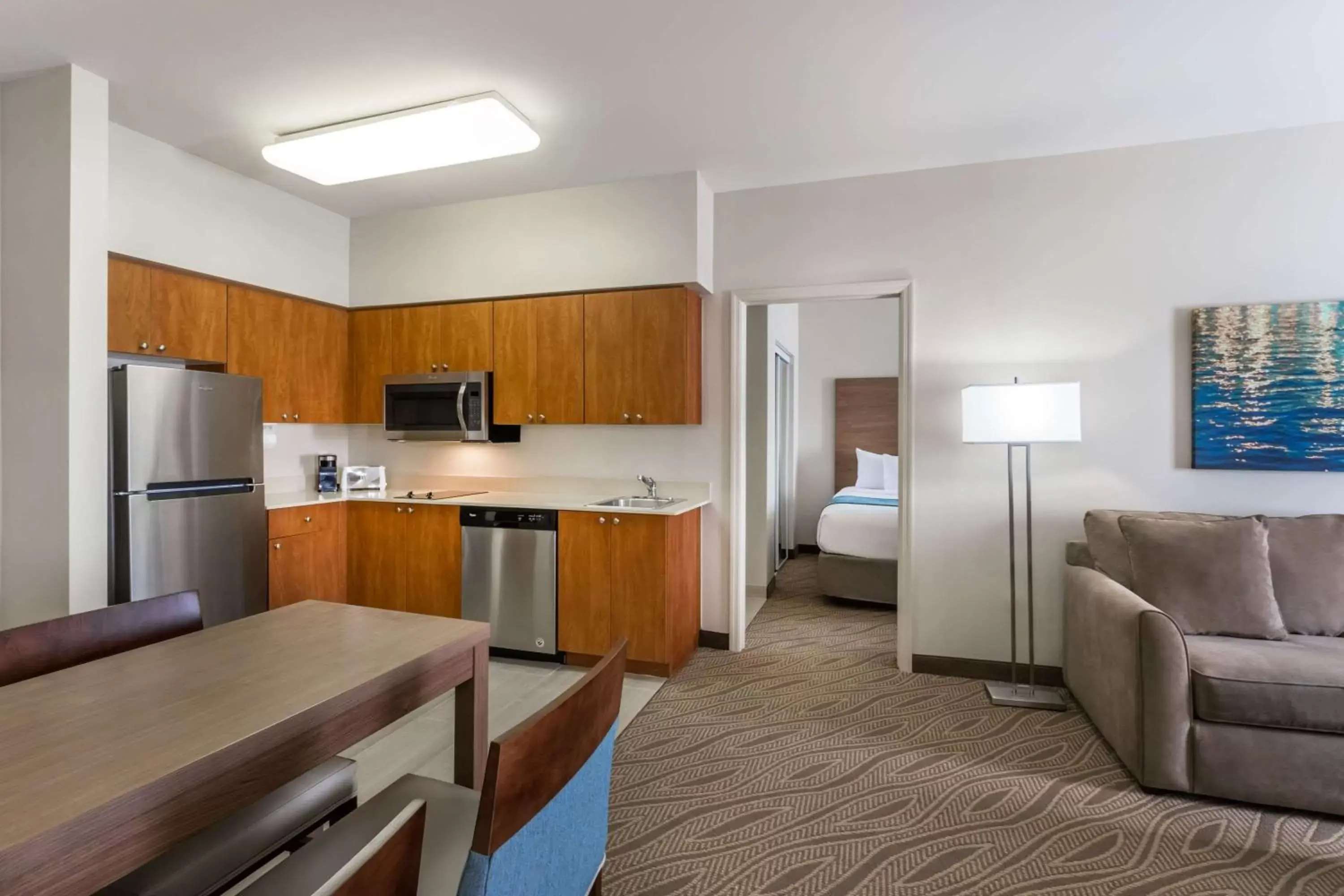 Photo of the whole room, Kitchen/Kitchenette in Hawthorn Suites by Wyndham Naples
