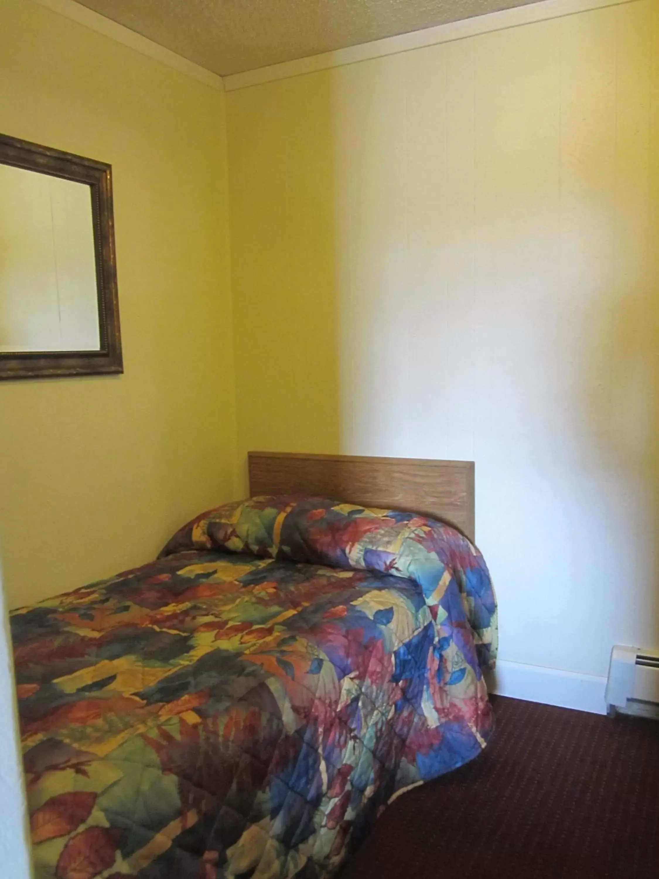 Bed in Big Horn Motel