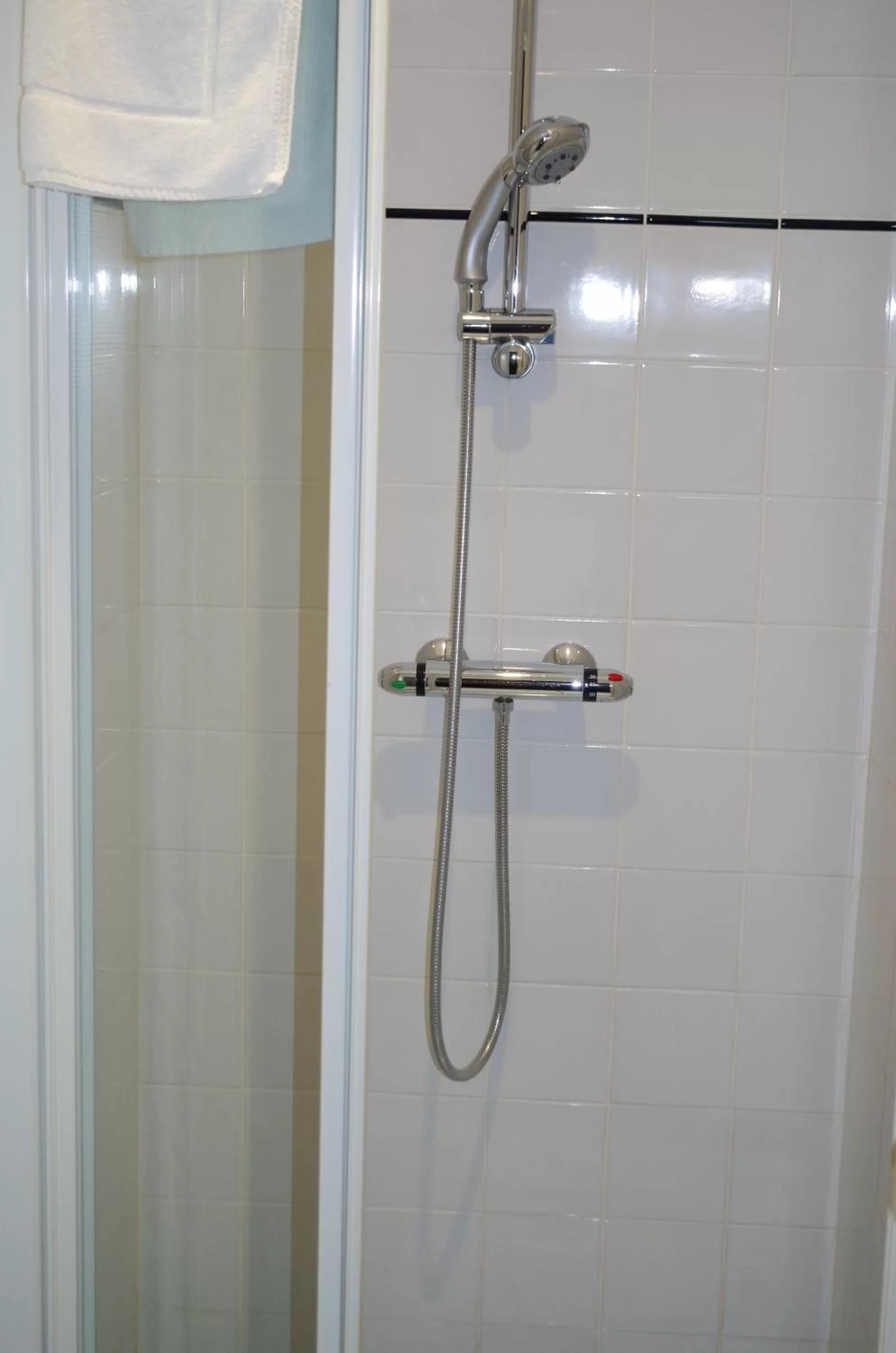 Shower in The Originals City, Hôtel Le Savoy, Caen