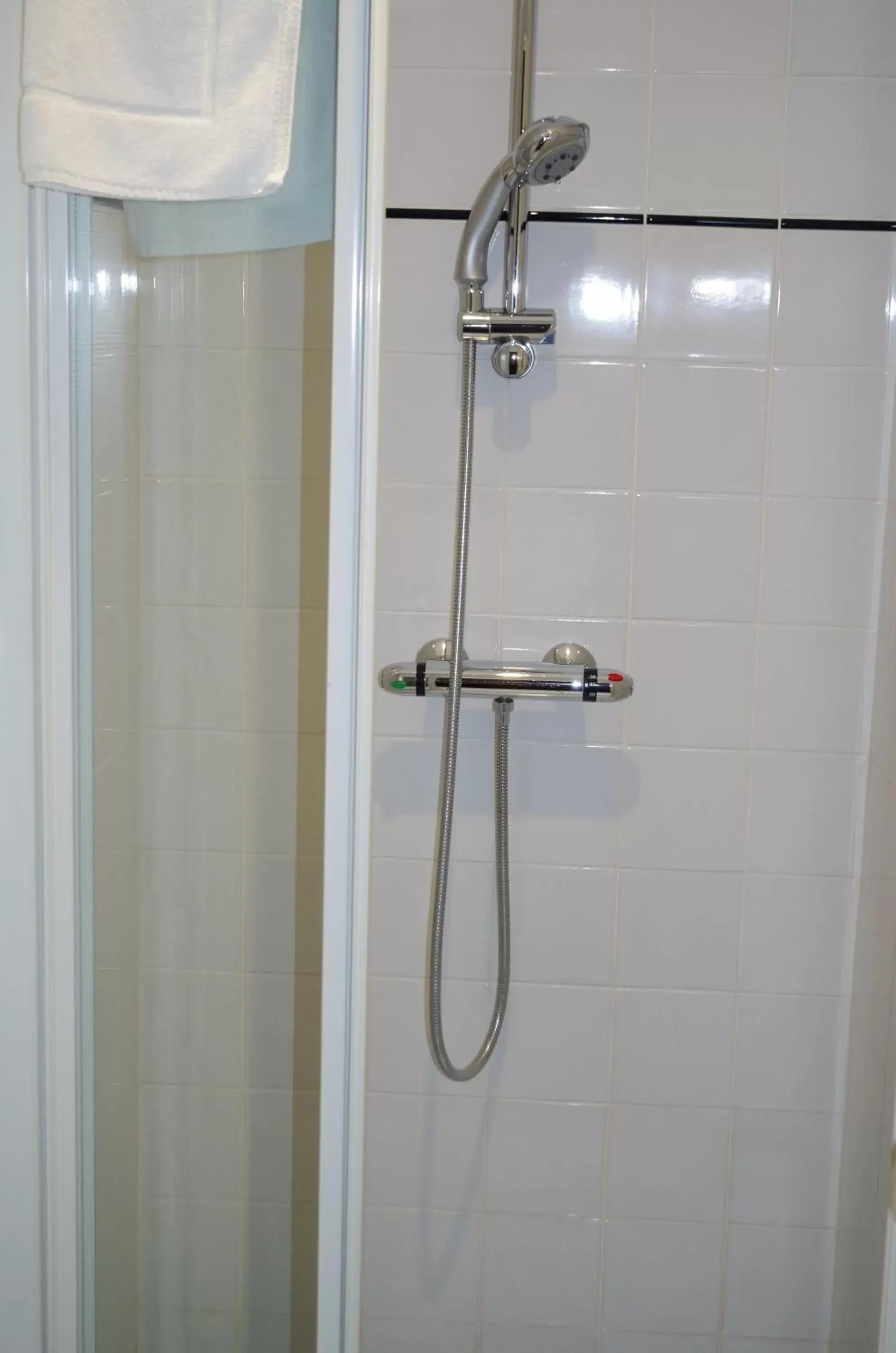 Shower, Bathroom in The Originals City, Hôtel Le Savoy, Caen (Inter-Hotel)