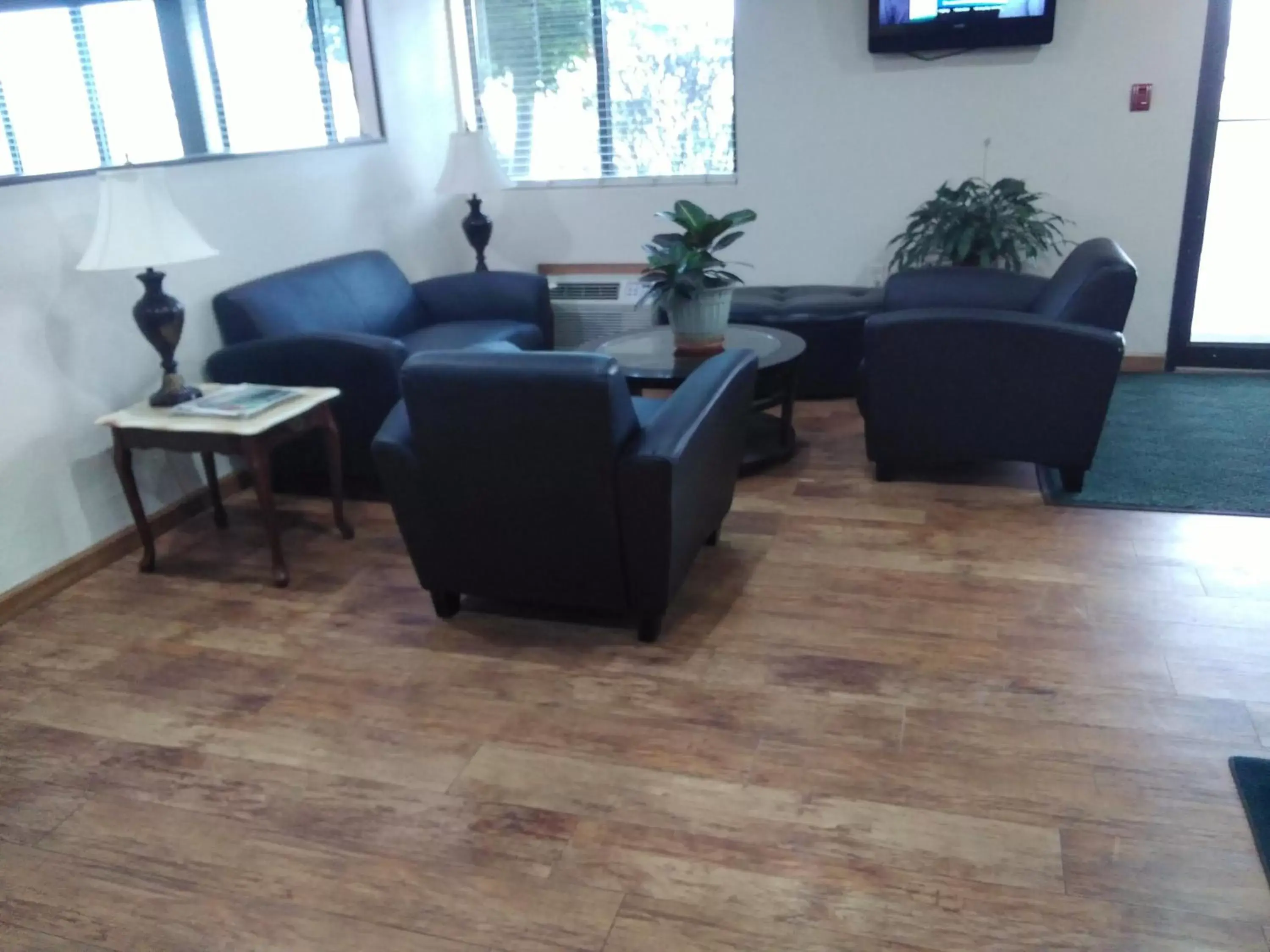 Seating Area in Super 8 by Wyndham Lebanon