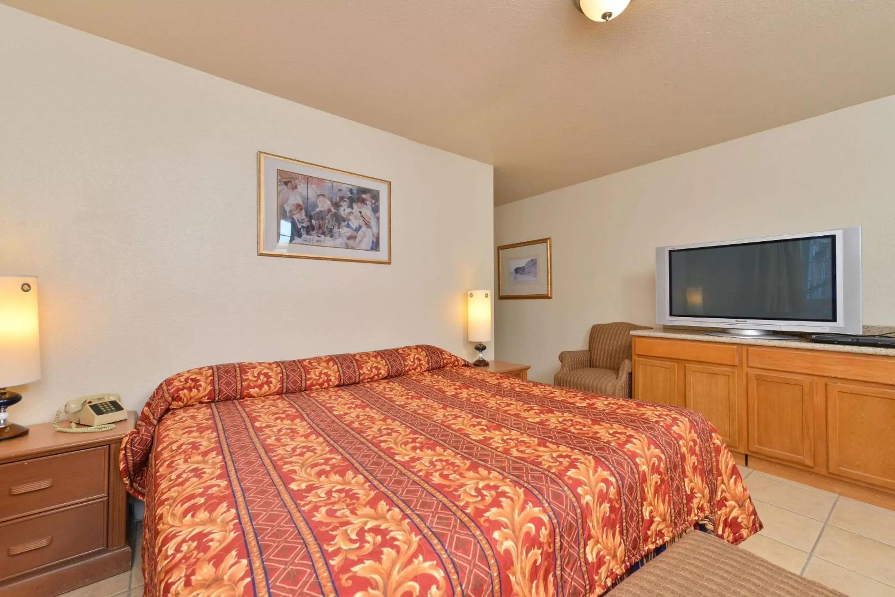 Photo of the whole room, Bed in Rodeway Inn Stockton Highway 99