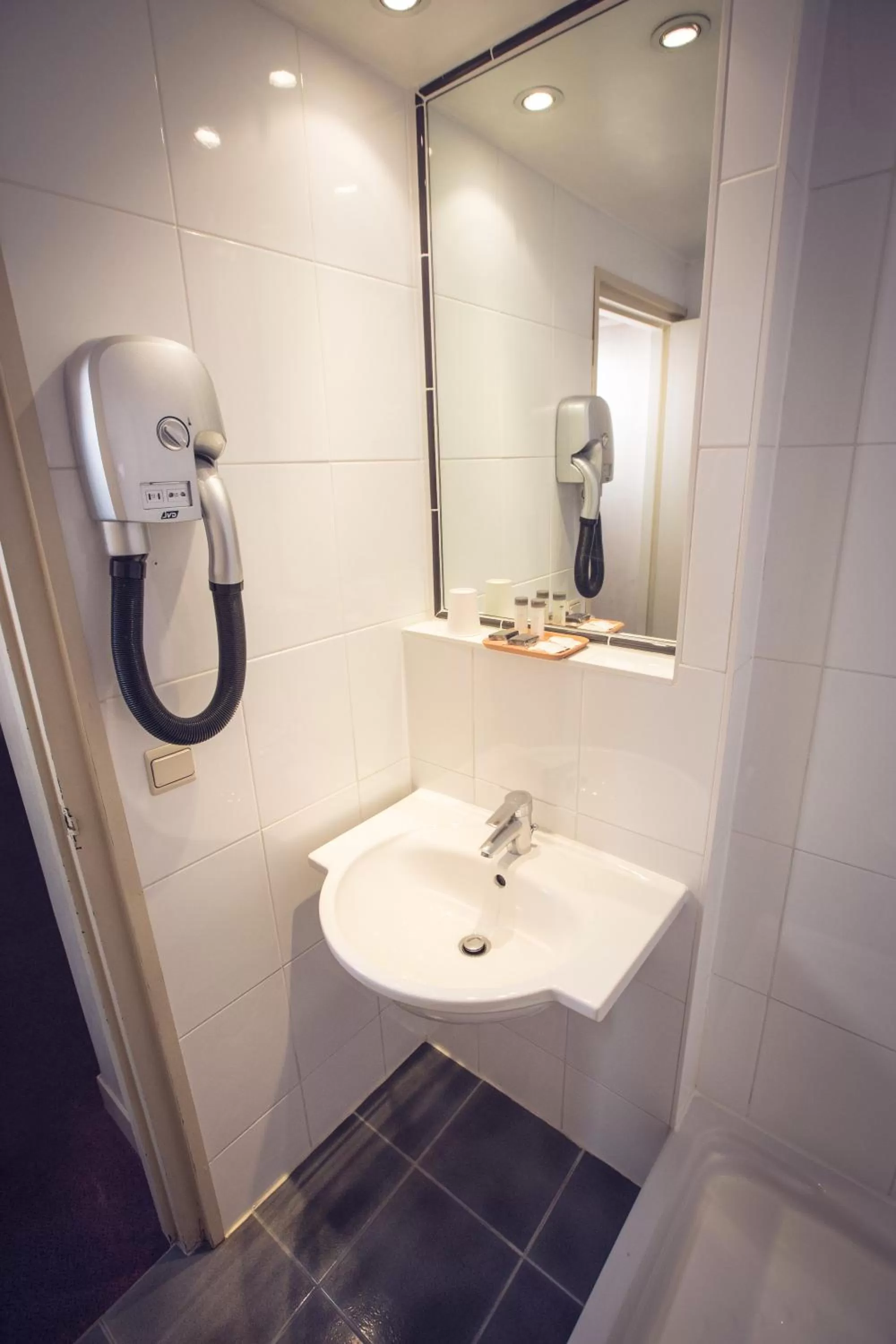 Bathroom in Timhotel Paris Gare de Lyon