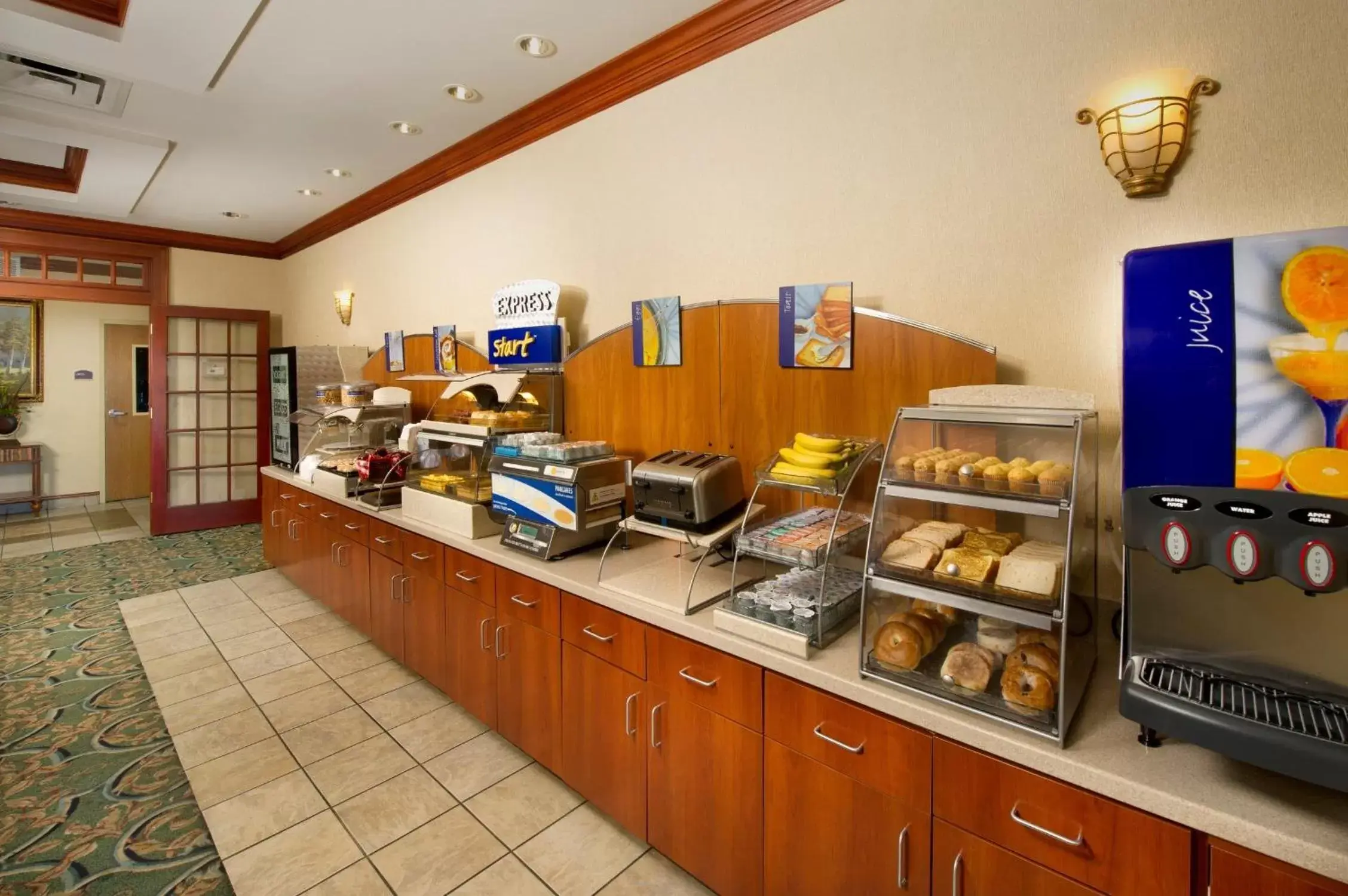 Restaurant/places to eat in Holiday Inn Express Hotel & Suites Lenoir City Knoxville Area, an IHG Hotel
