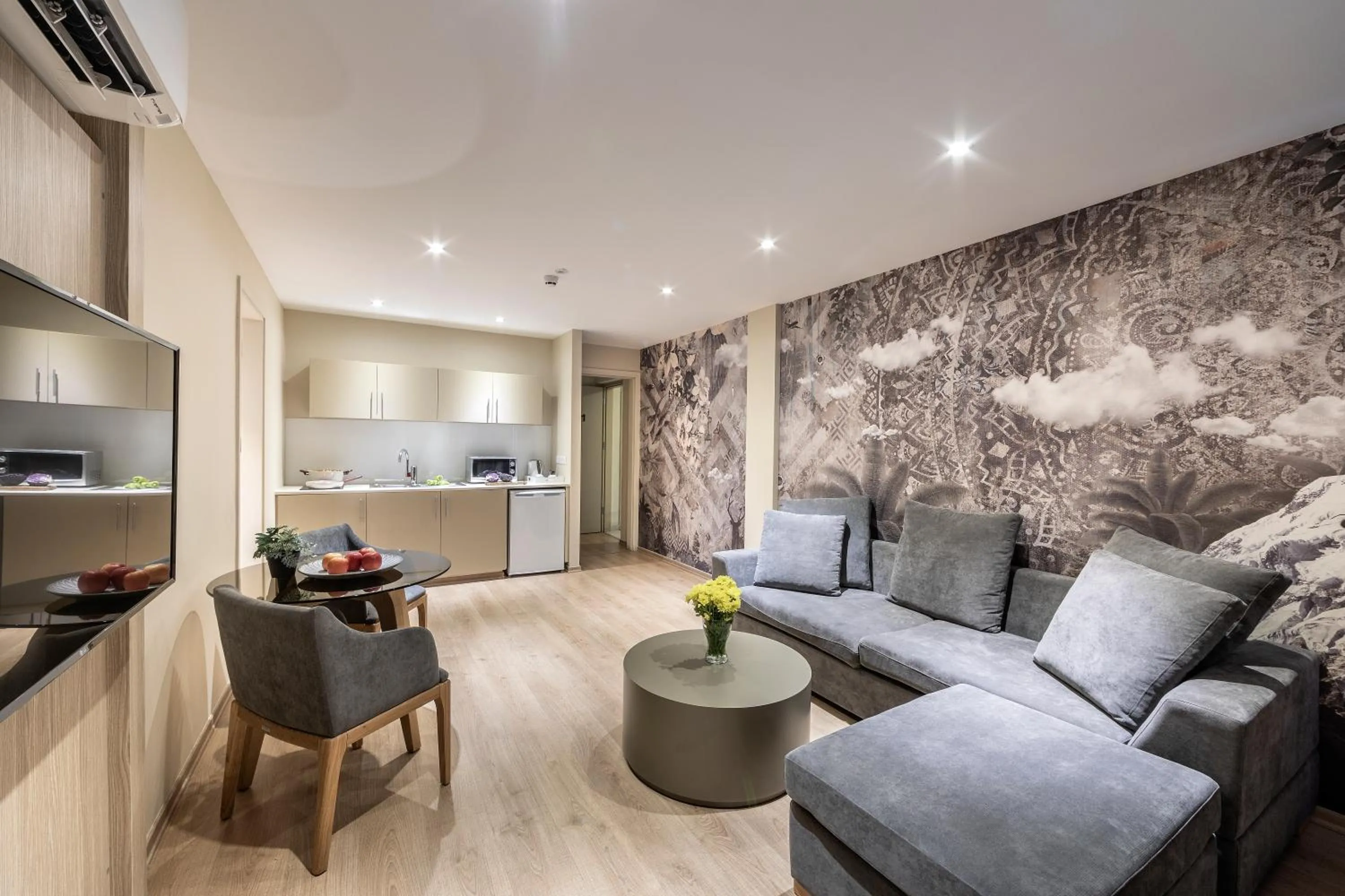 TV and multimedia in Almond Business Hotel