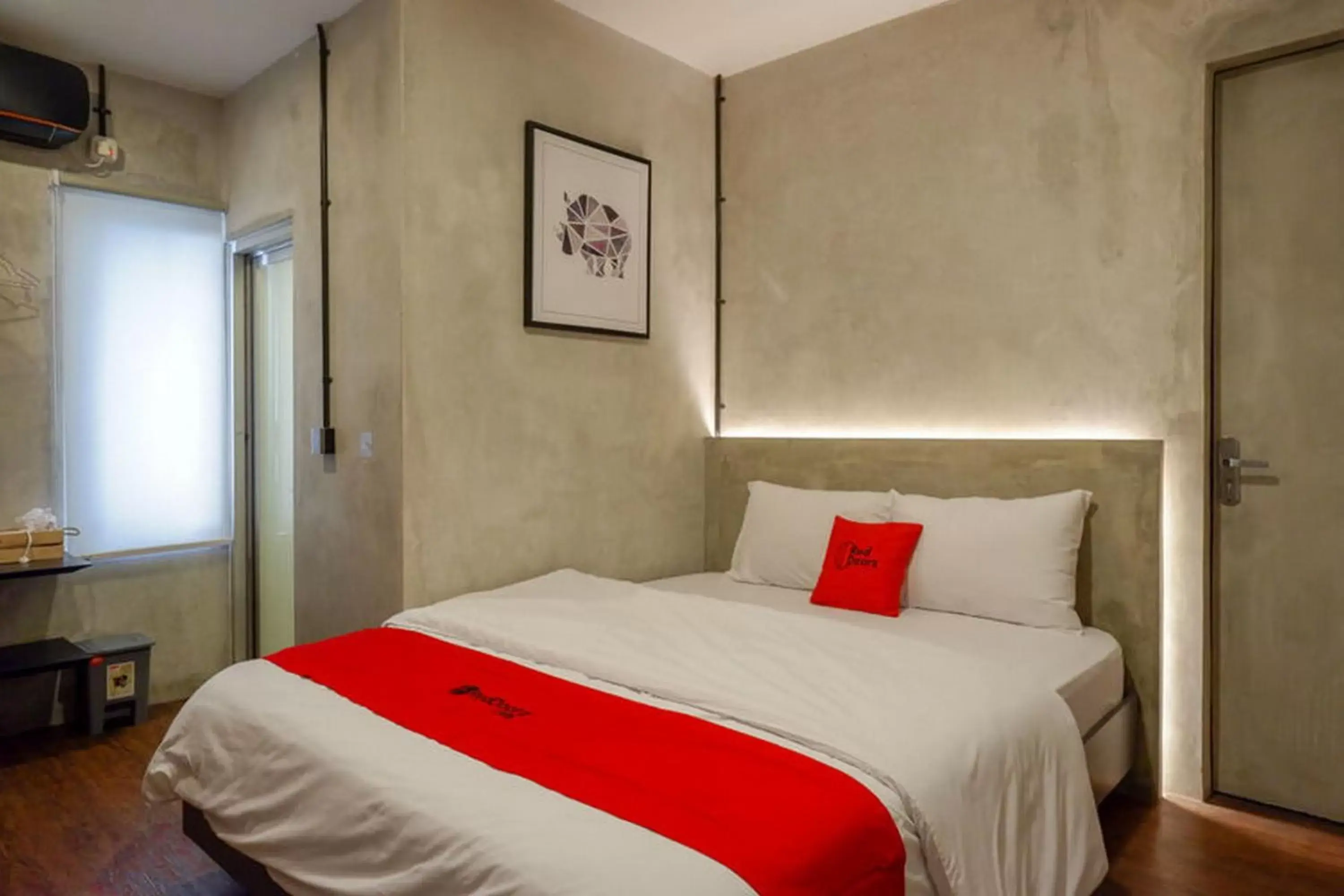 Bed in RedDoorz Plus near Kawasan Sam Poo Kong Semarang