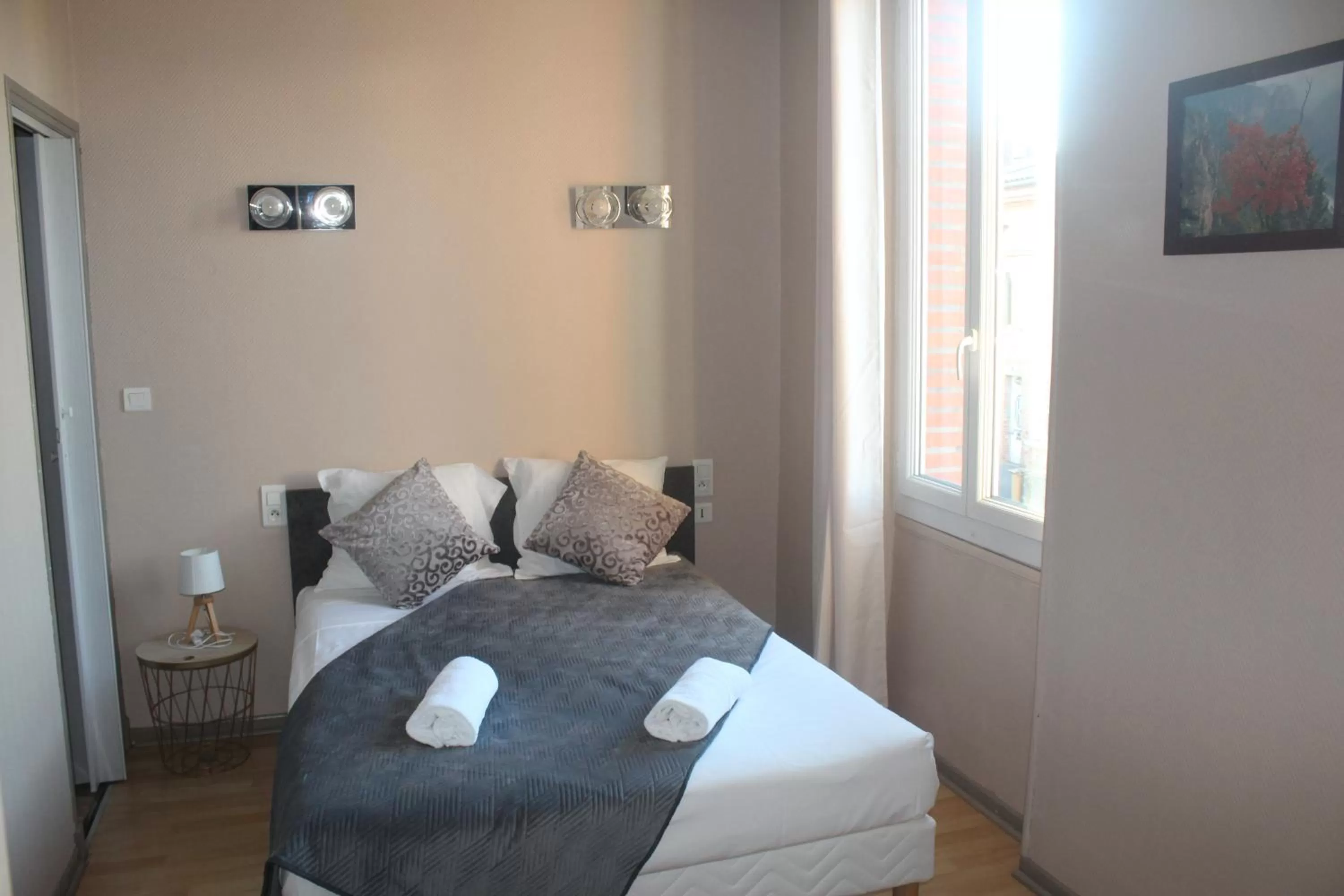 Shower, Bed in Hotel Le Rochegude