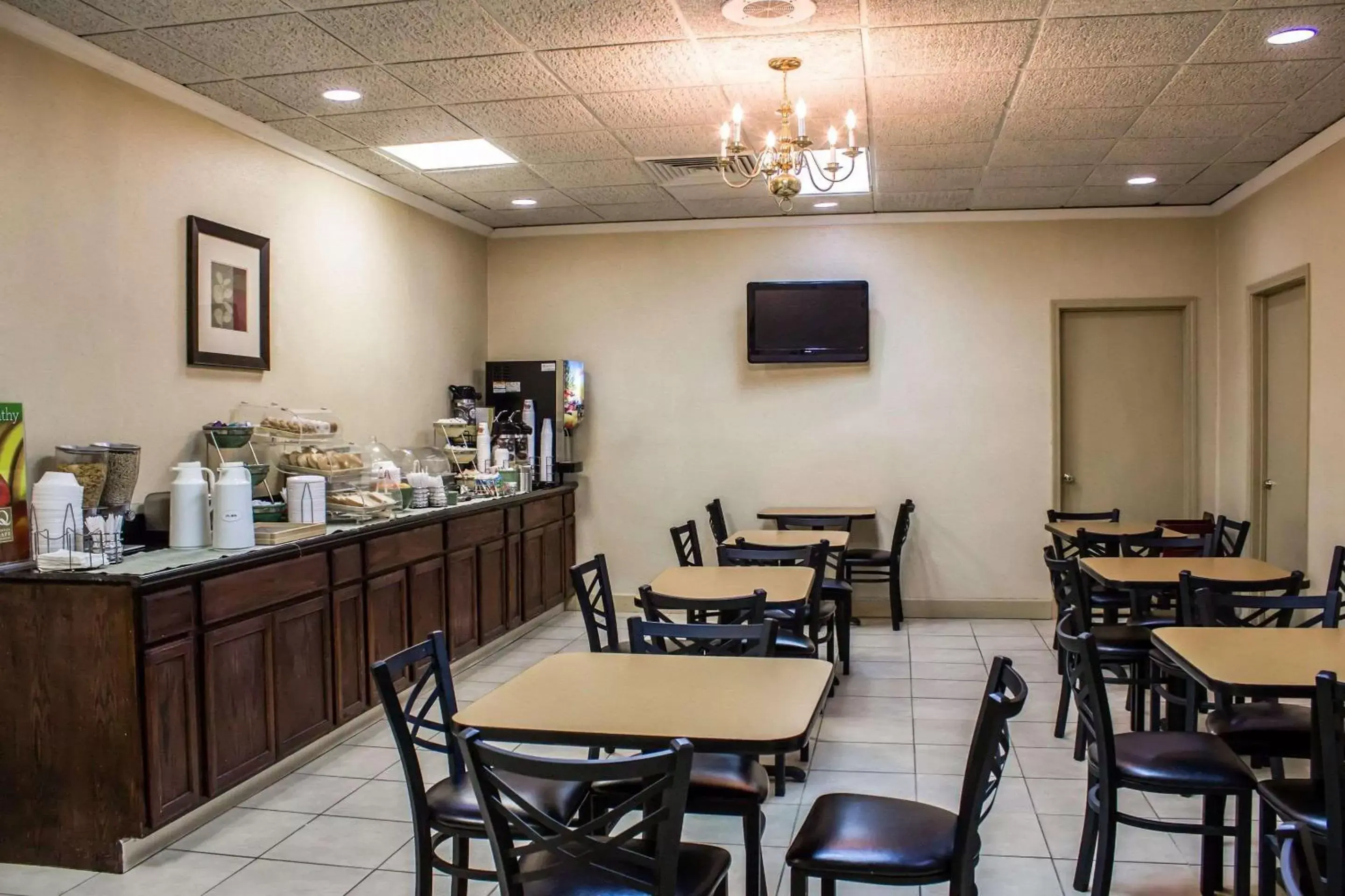 Restaurant/Places to Eat in Quality Inn Dunn