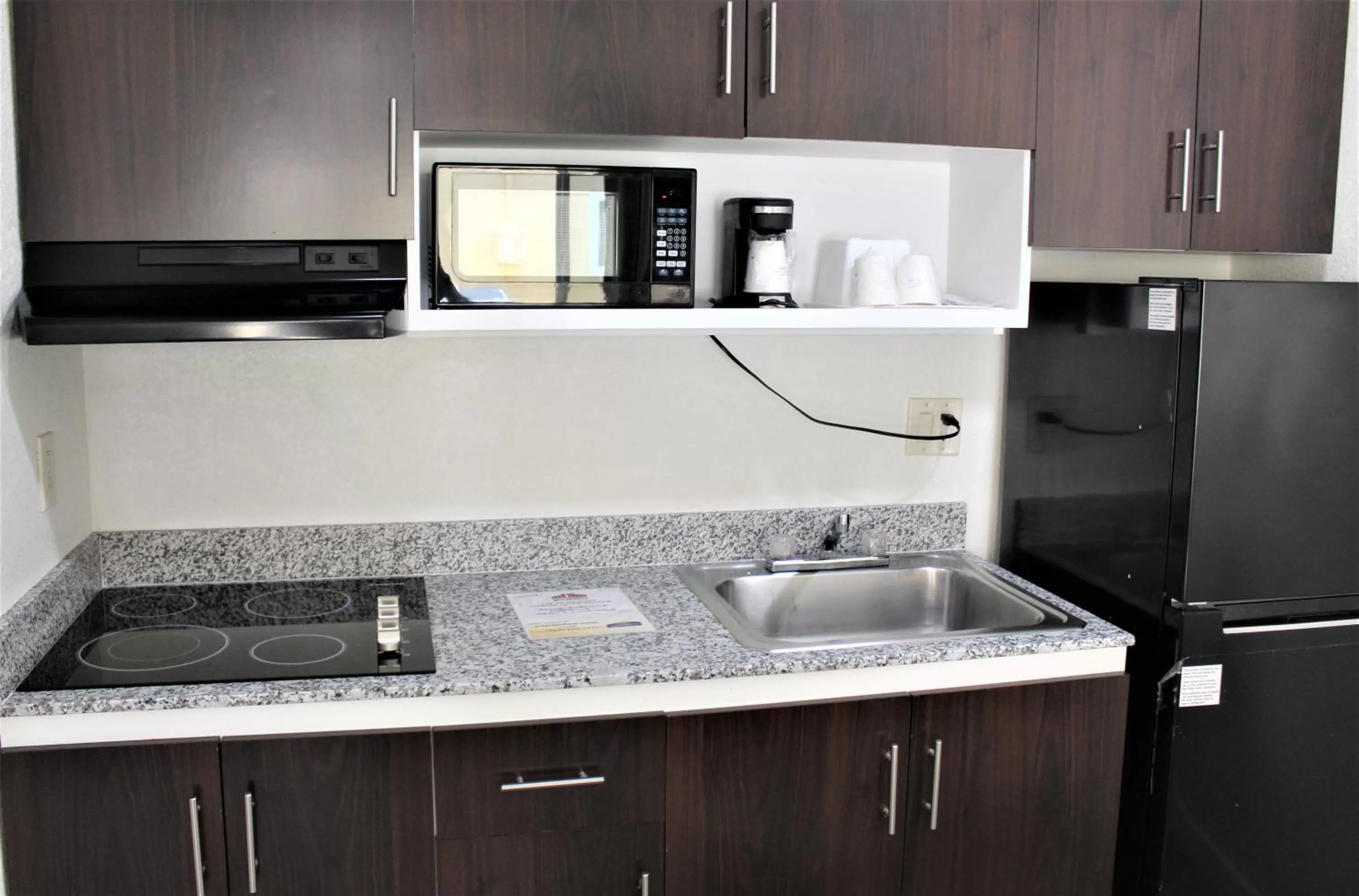 Kitchen or kitchenette in Howard Johnson Suites by Wyndham San Diego Chula Vista BayFront