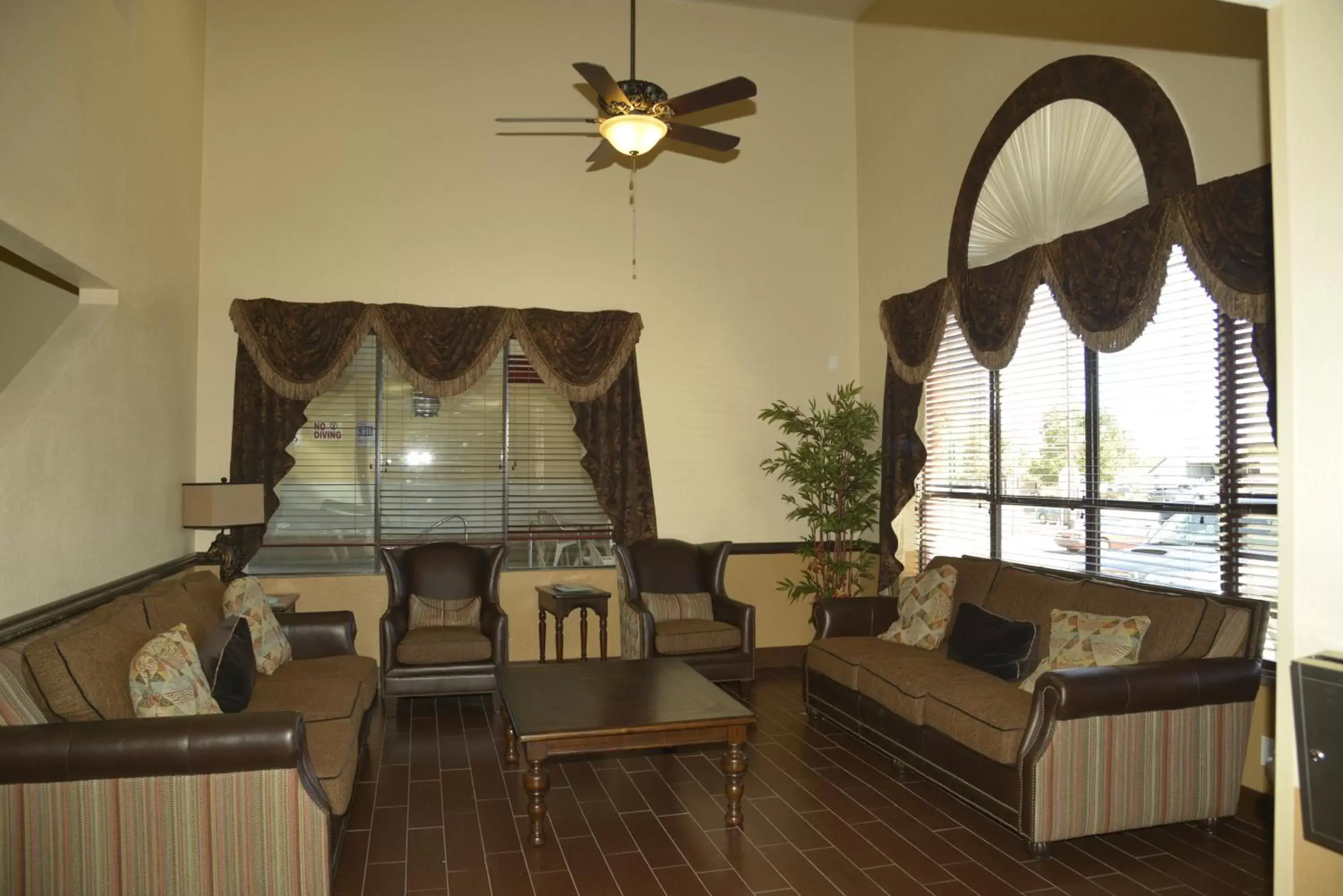 Lobby or reception in Howard Johnson by Wyndham Williams Lobby or reception in Howard Johnson by Wyndham Williams