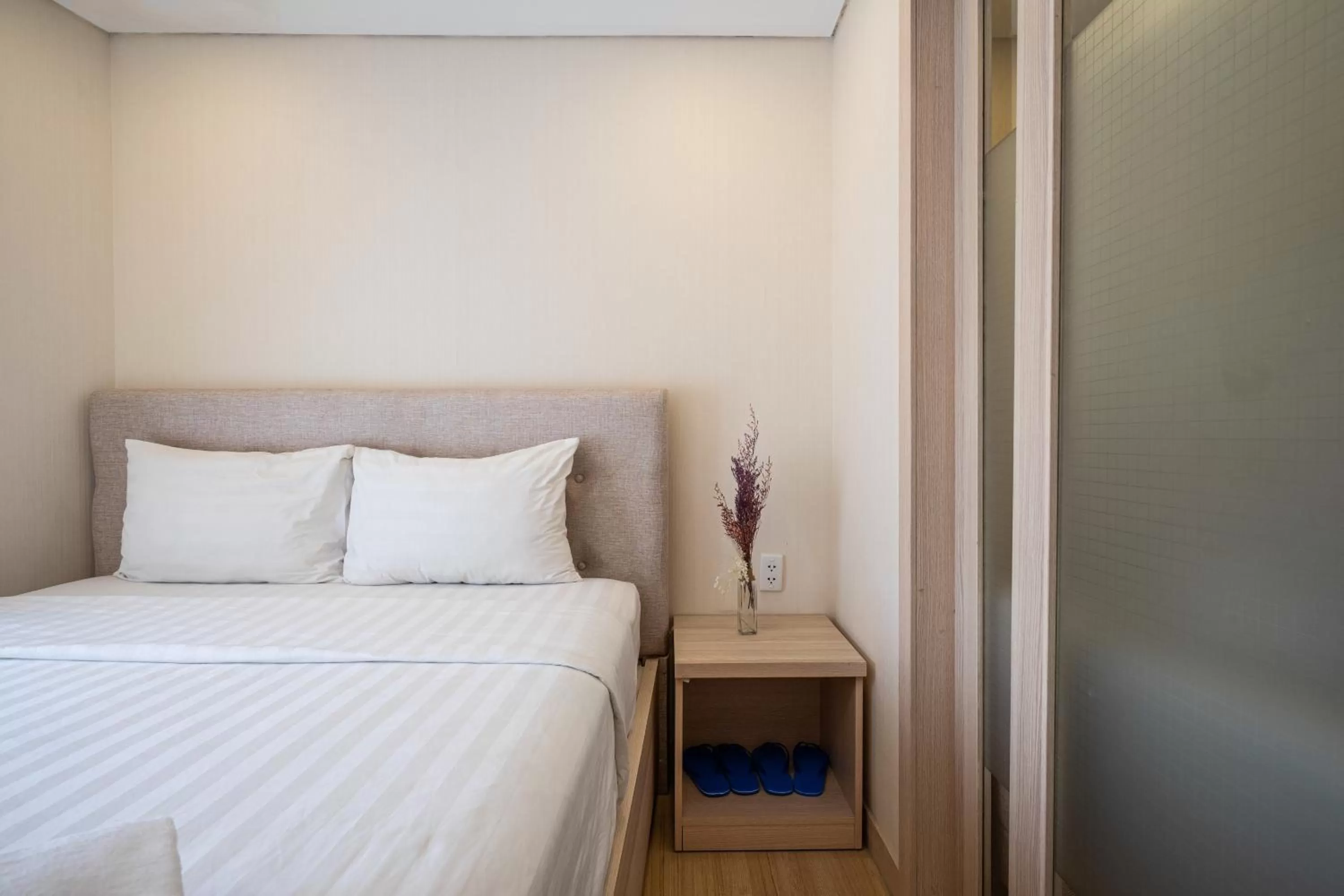 Bed in Luxy Park Hotel & Apartments - Notre Dame