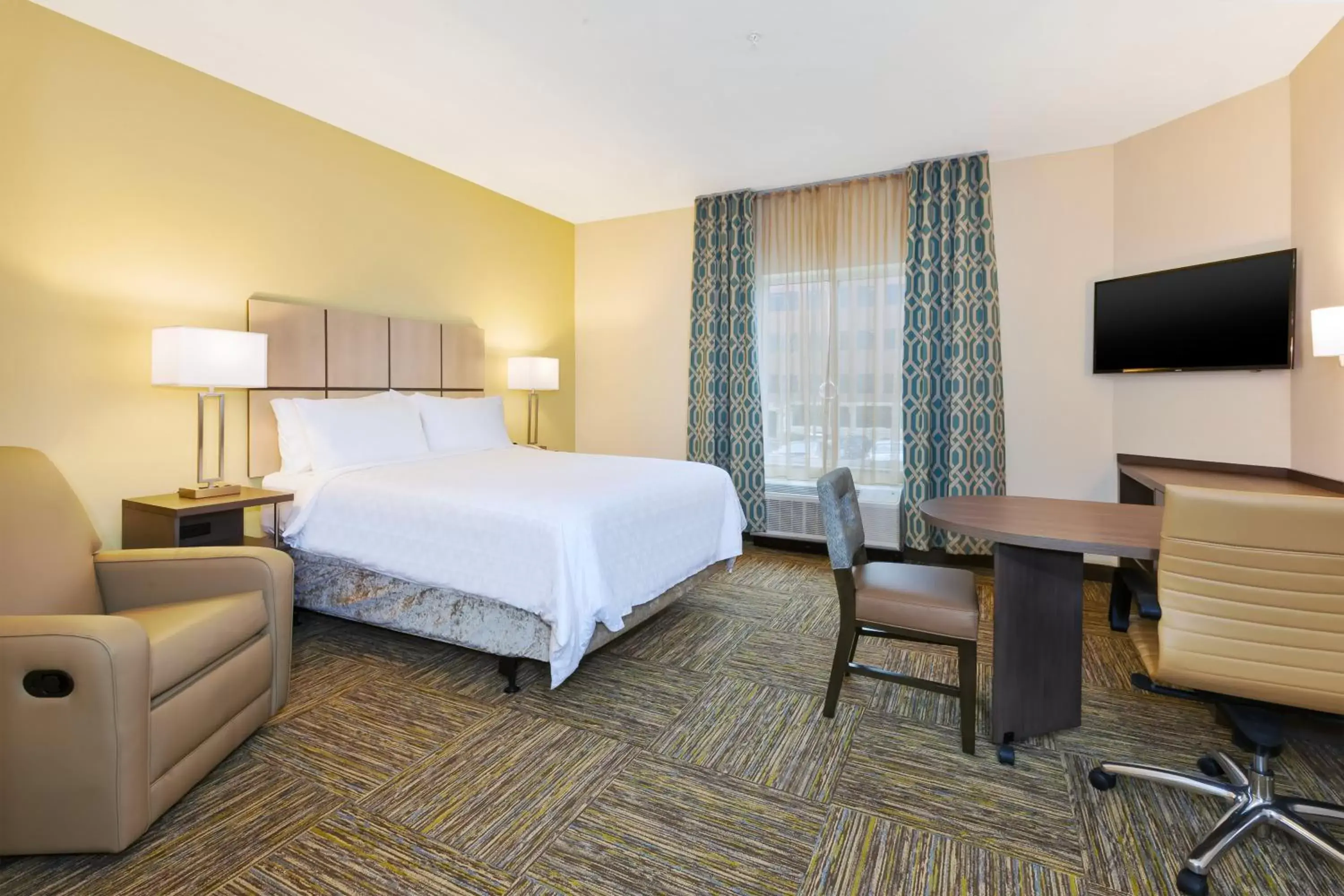 Photo of the whole room, Bed in Candlewood Suites Louisville - NE Downtown Area, an IHG Hotel