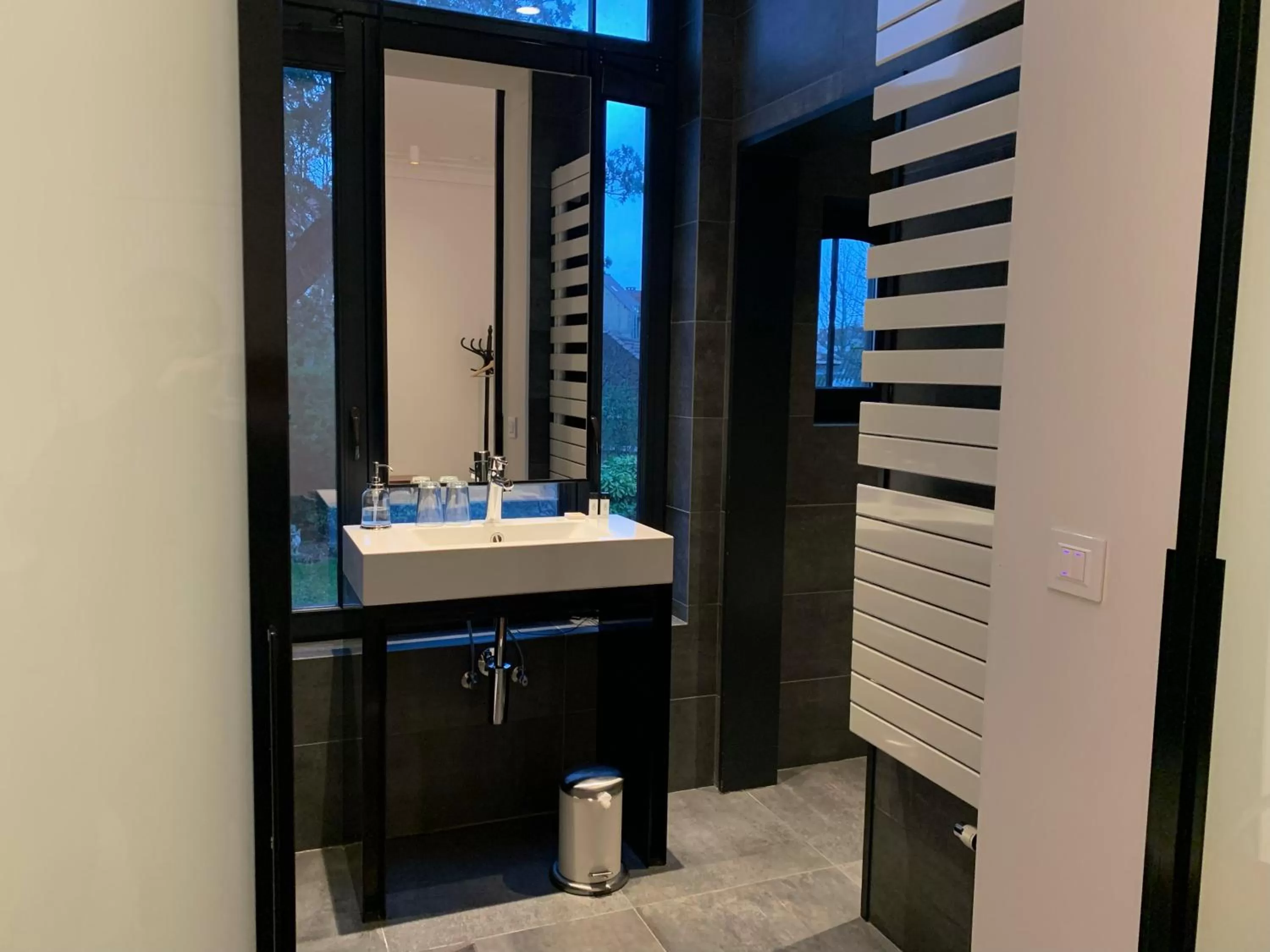 Bathroom in Albert Molière