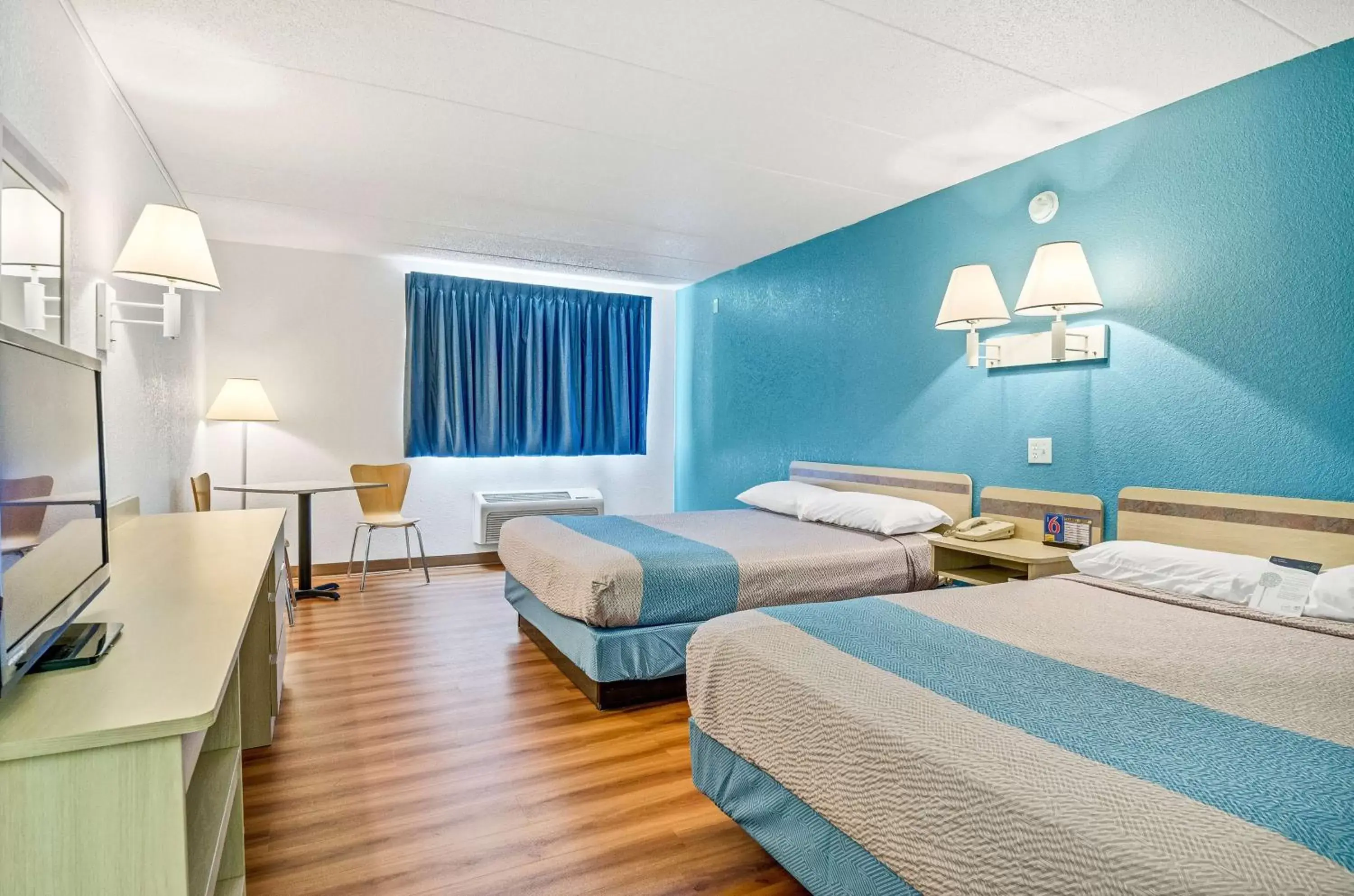 TV and multimedia, Bed in Motel 6-Big Springs, NE