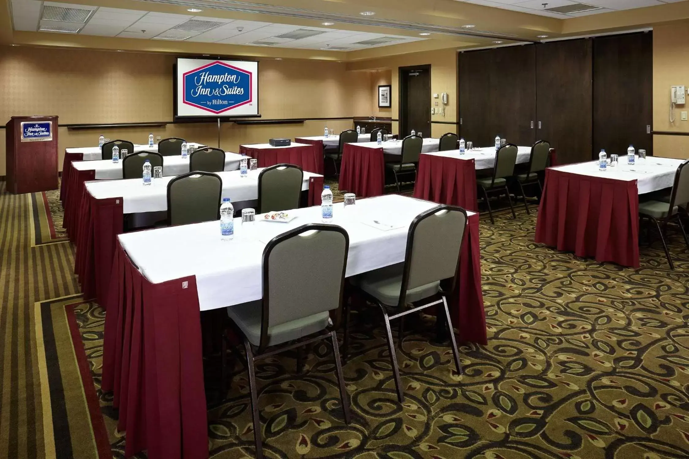 Meeting/conference room in Hampton Inn & Suites Montreal-Dorval