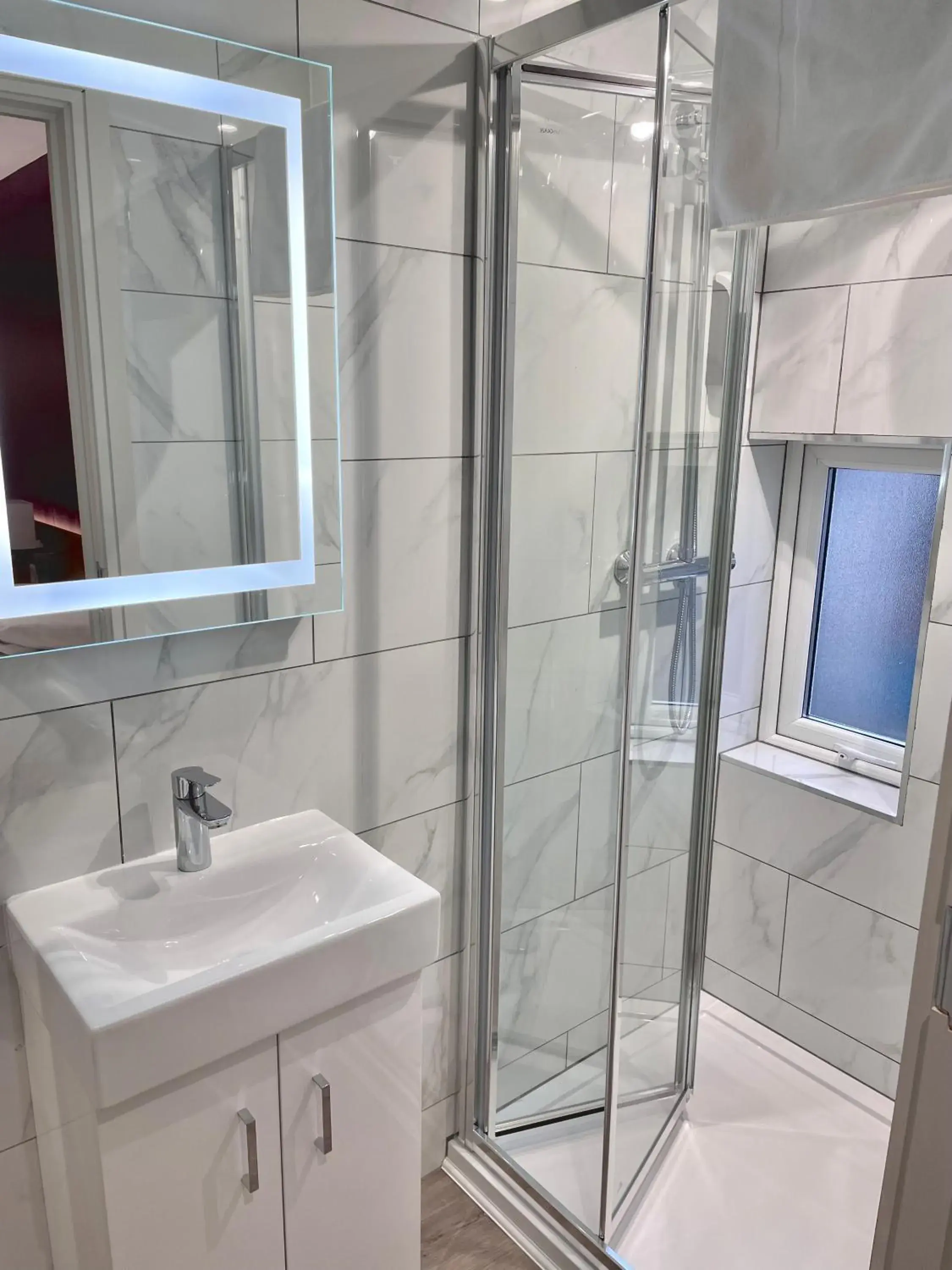 Shower, Bathroom in Holtwhites Hotel
