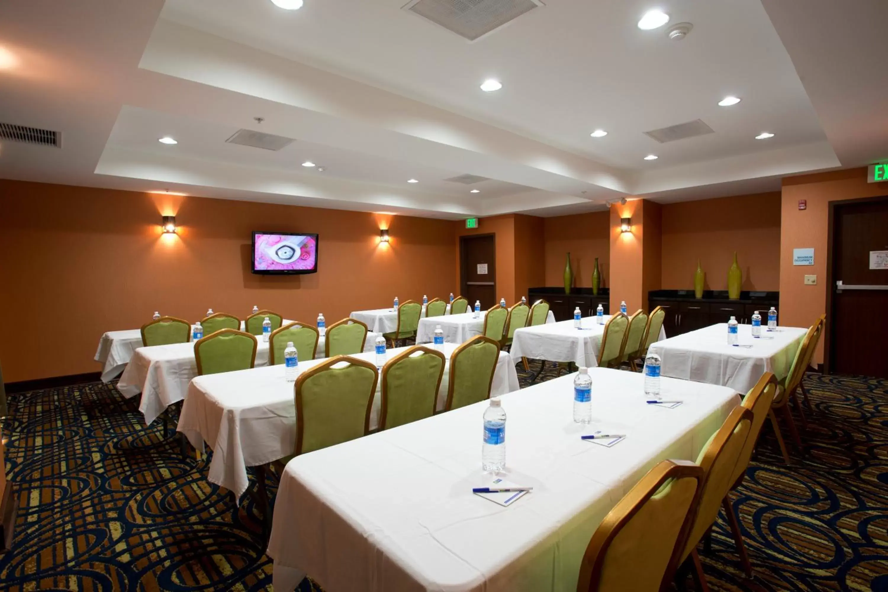 Meeting/conference room in Holiday Inn Express & Suites Morrilton, an IHG Hotel