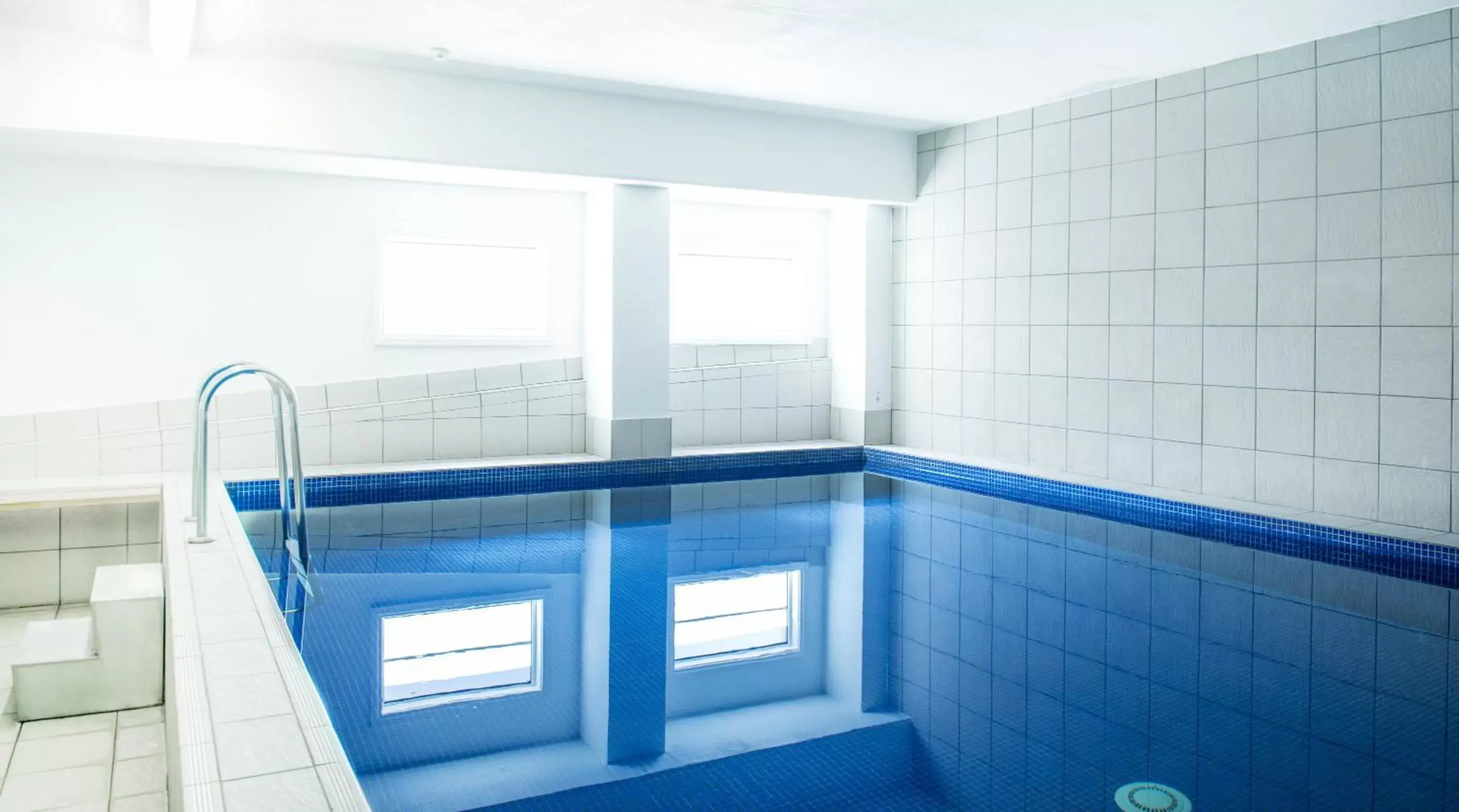 Swimming pool in Mantra on Northbourne Swimming pool in Mantra on Northbourne