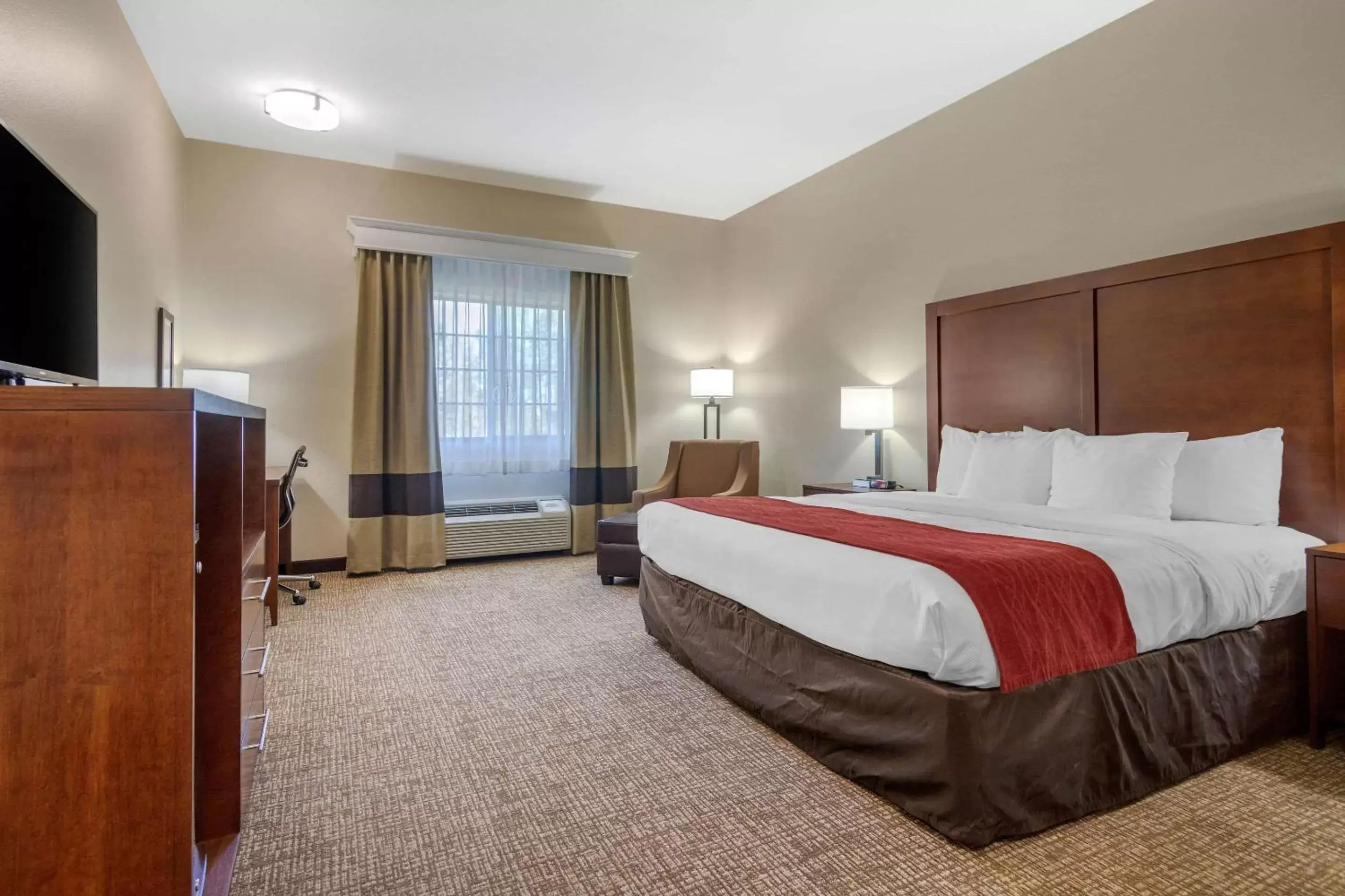 Photo of the whole room, Bed in Comfort Inn & Suites Glenpool