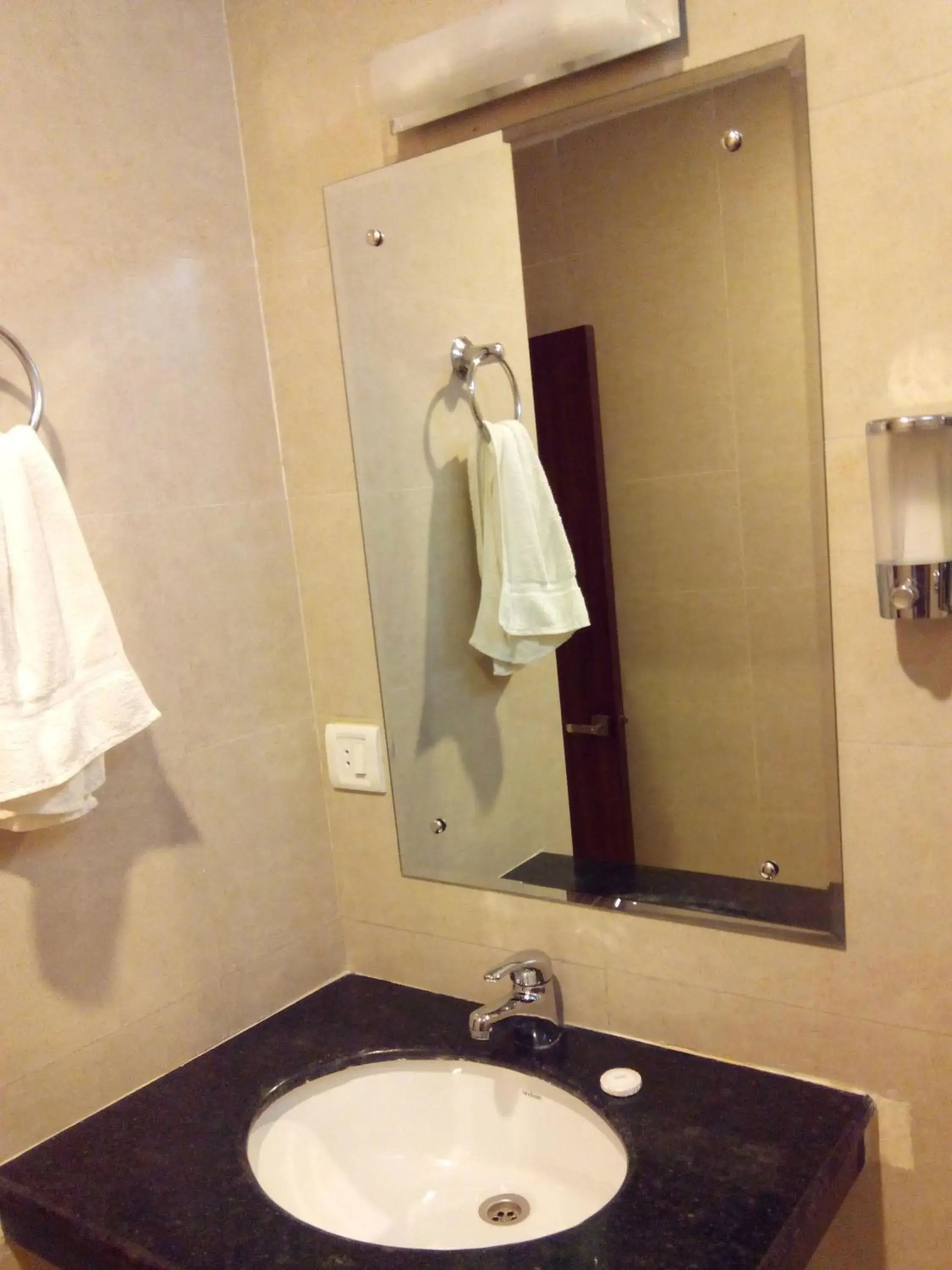 Bathroom in Hotel Regal Airport