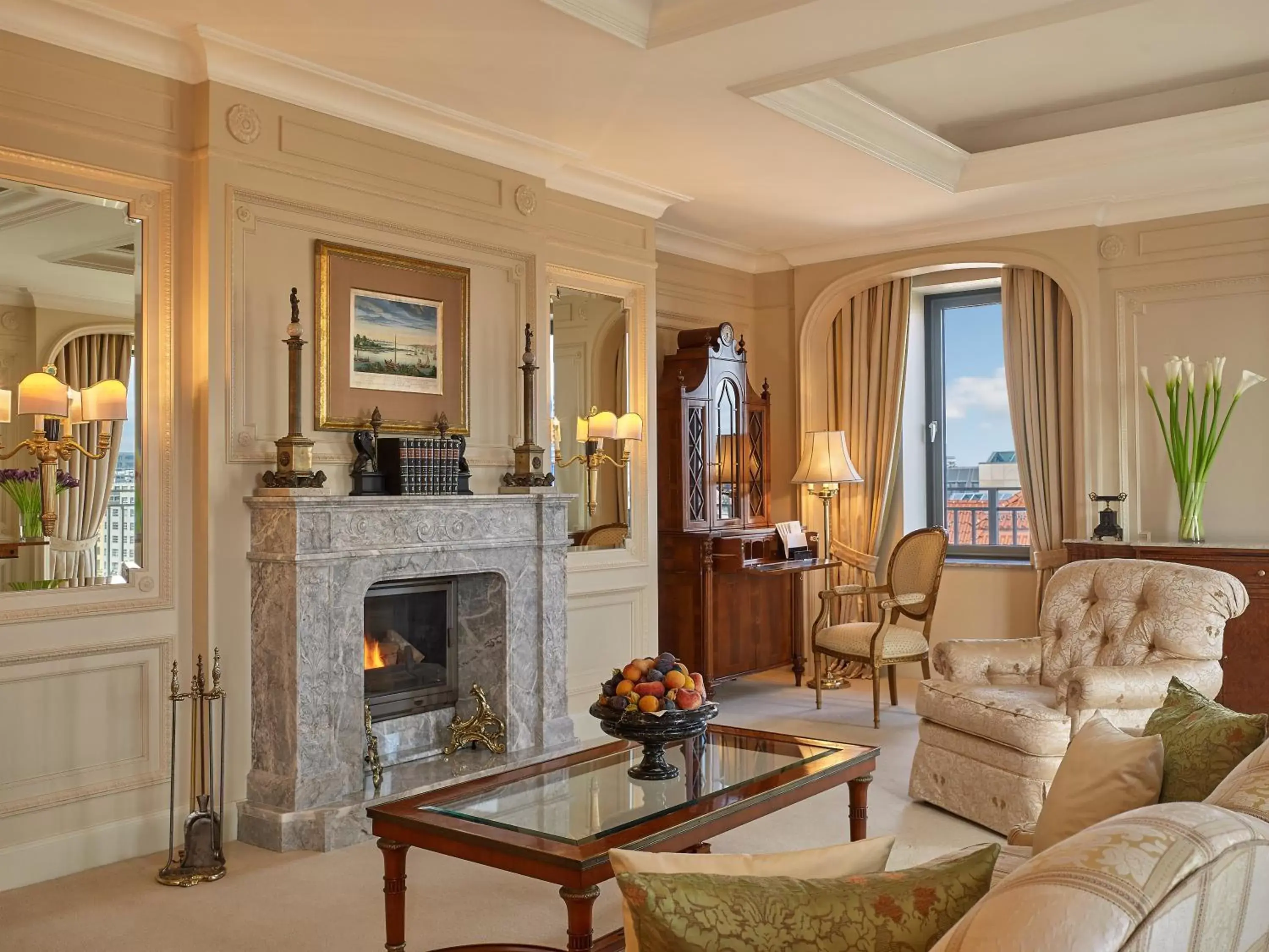 Photo of the whole room, Seating Area in Regent Berlin, an IHG Hotel