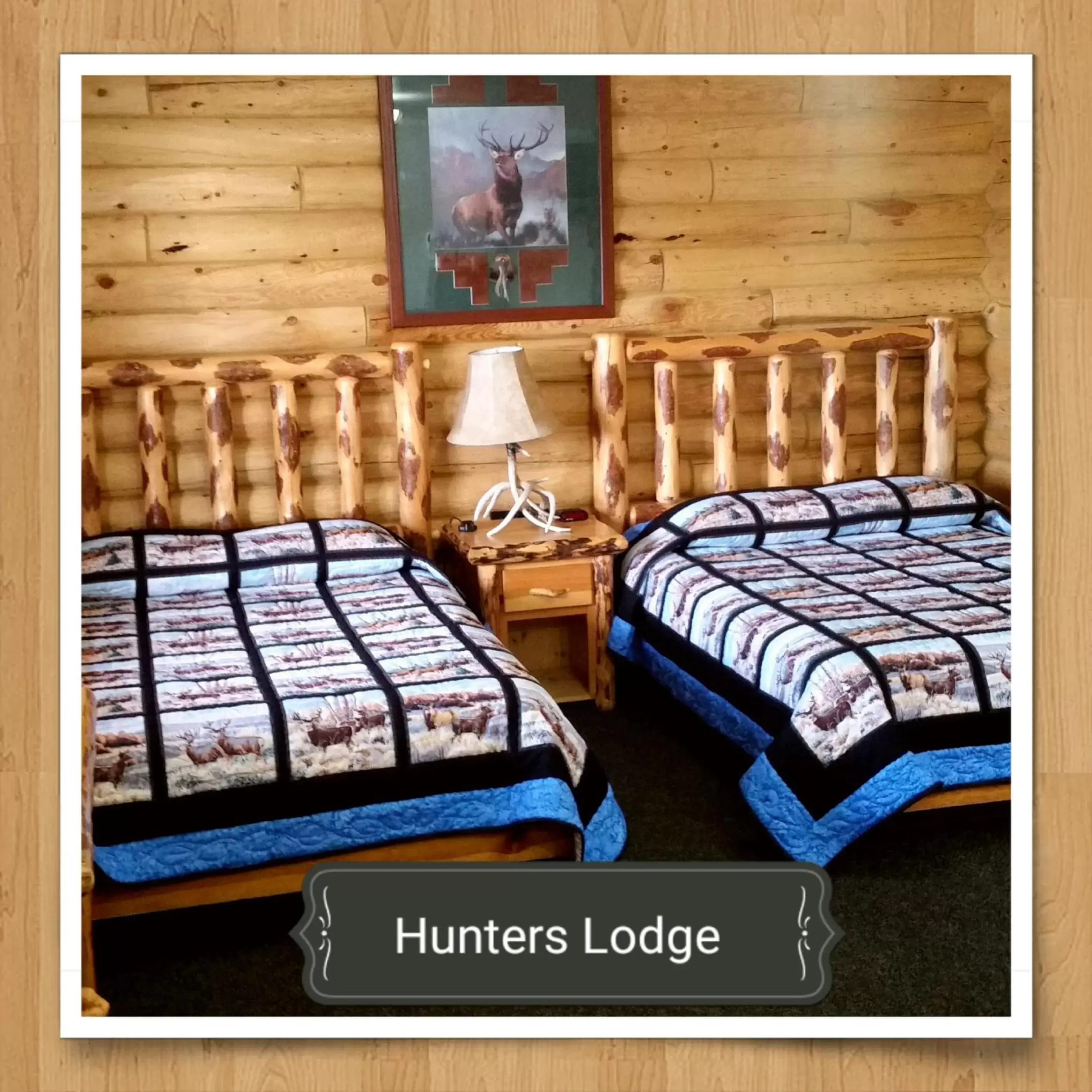 Bed in Wolf Den Log Cabin Motel and RV Park