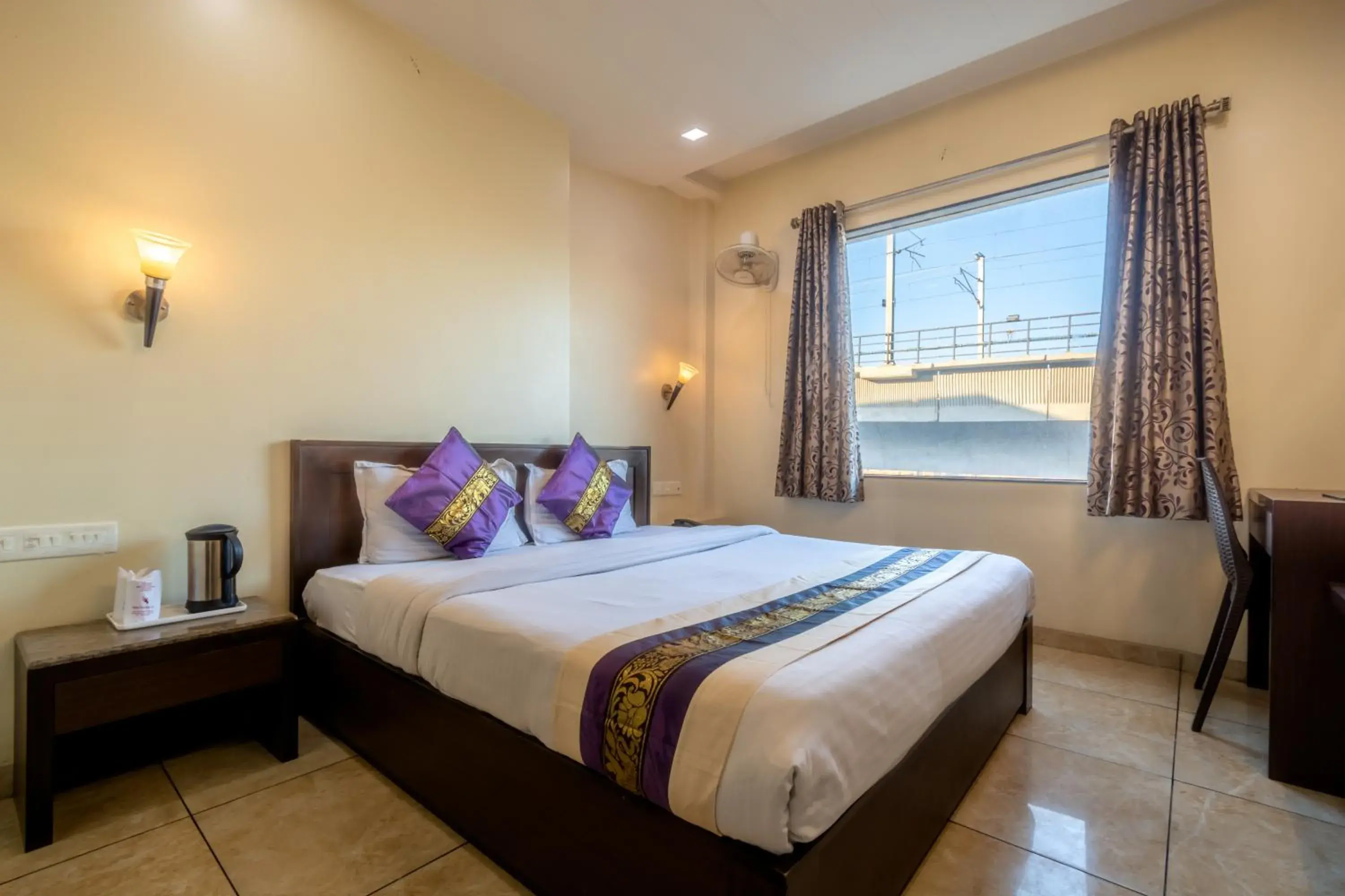 Bedroom, Bed in Hotel Sunday Inn Bedroom, Bed in Hotel Sunday Inn