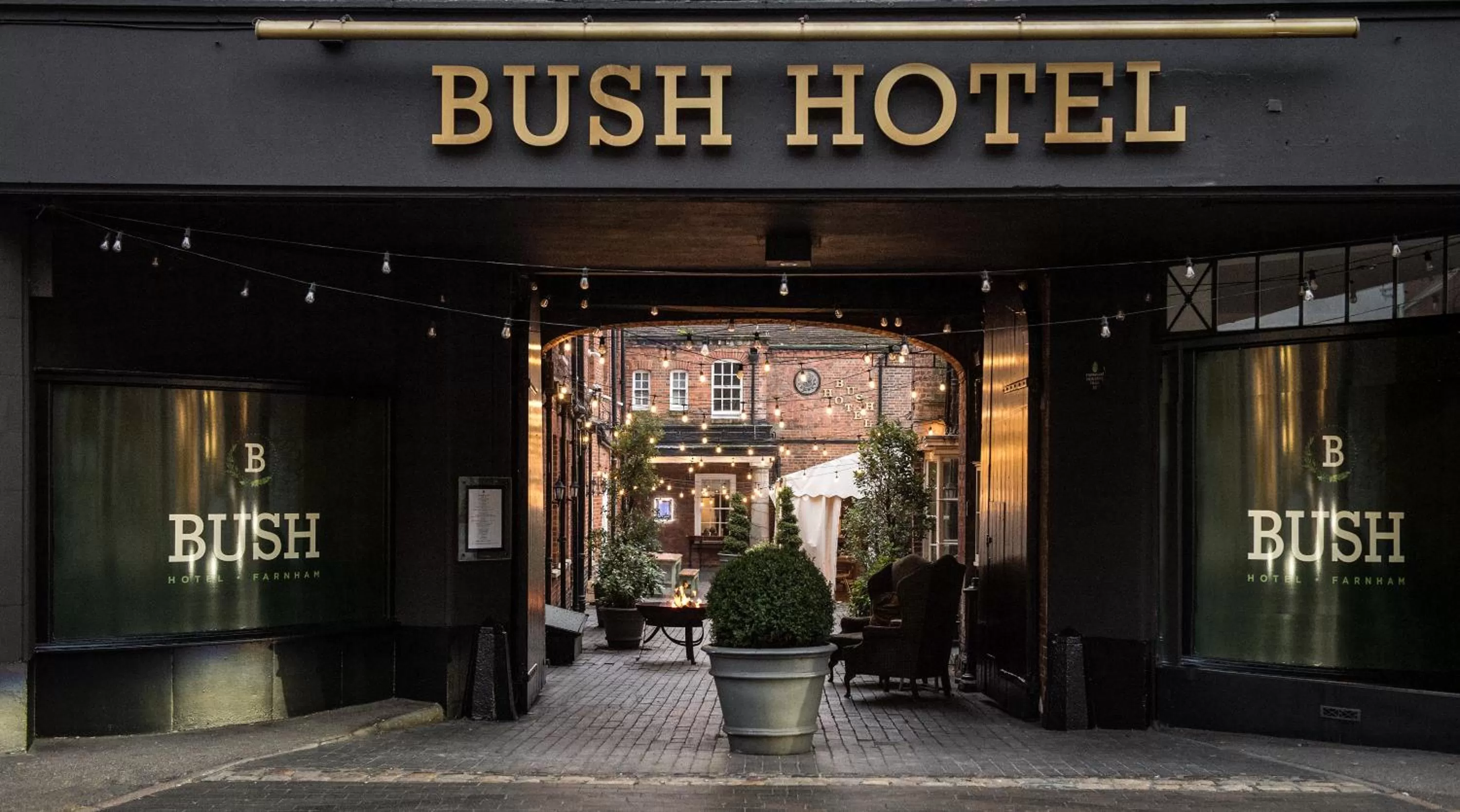 Facade/entrance in Bush Hotel Farnham