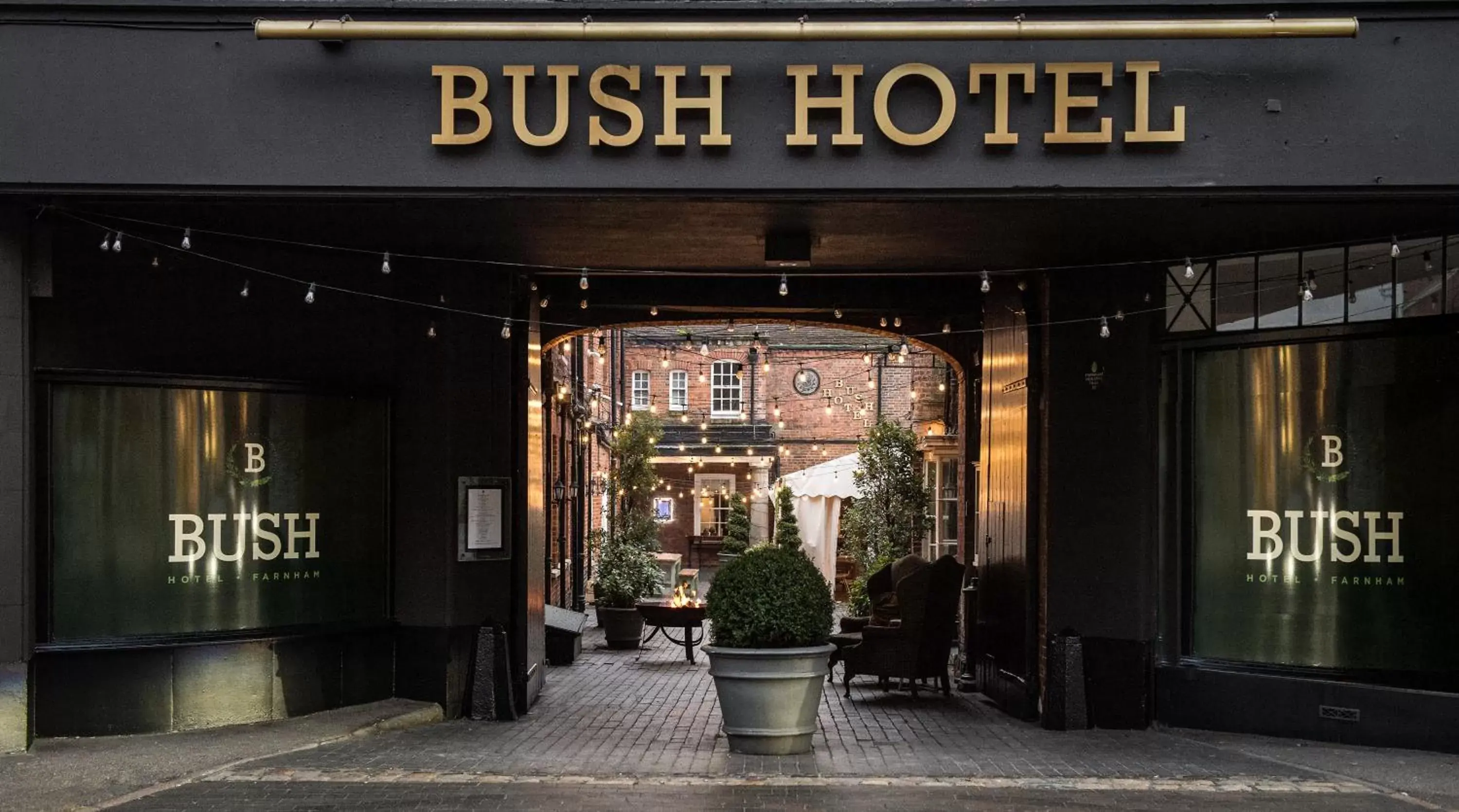 Facade/entrance, Property Logo/Sign in Bush Hotel Farnham