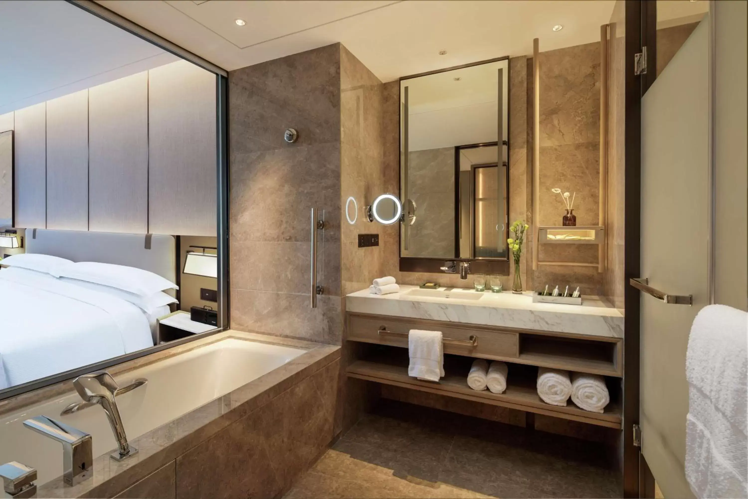 Hot Tub, Bed in Hilton Chengdu Chenghua Hot Tub, Bed in Hilton Chengdu Chenghua