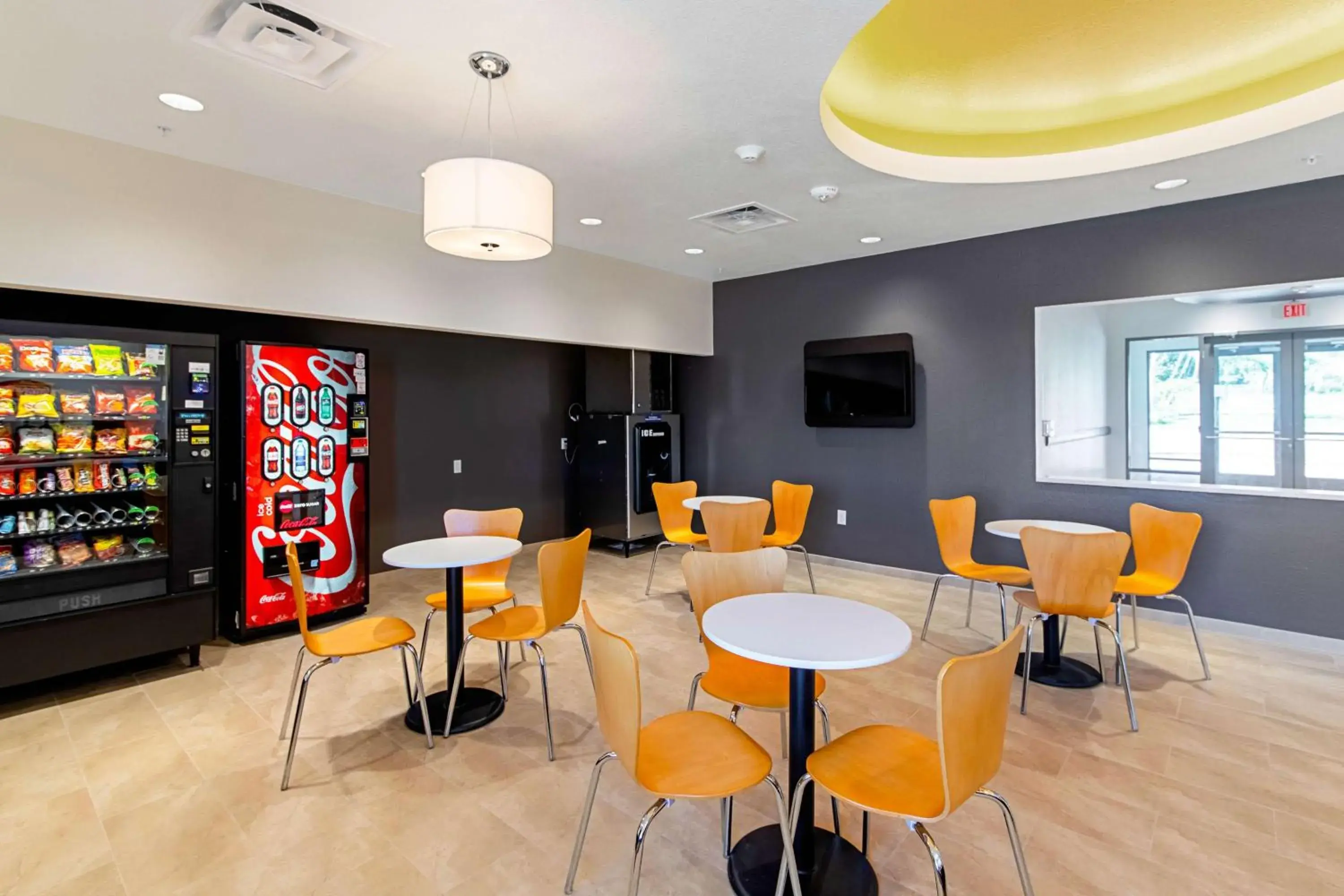Communal lounge/ TV room, Lounge/Bar in Motel 6 Austin Airport