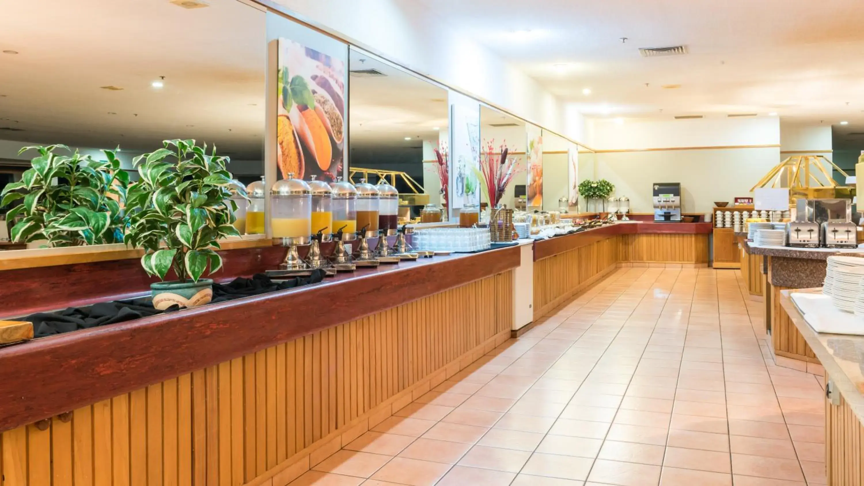 Buffet breakfast, Restaurant/Places to Eat in Distinction Hamilton Hotel & Conference Centre