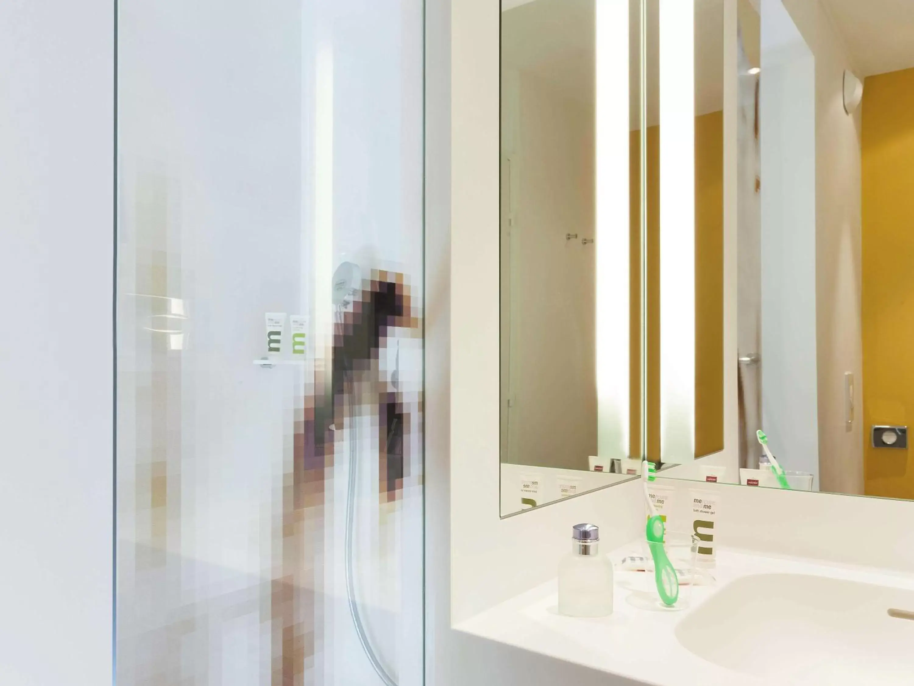 Photo of the whole room, Bathroom in Mercure Avignon Centre Palais des Papes