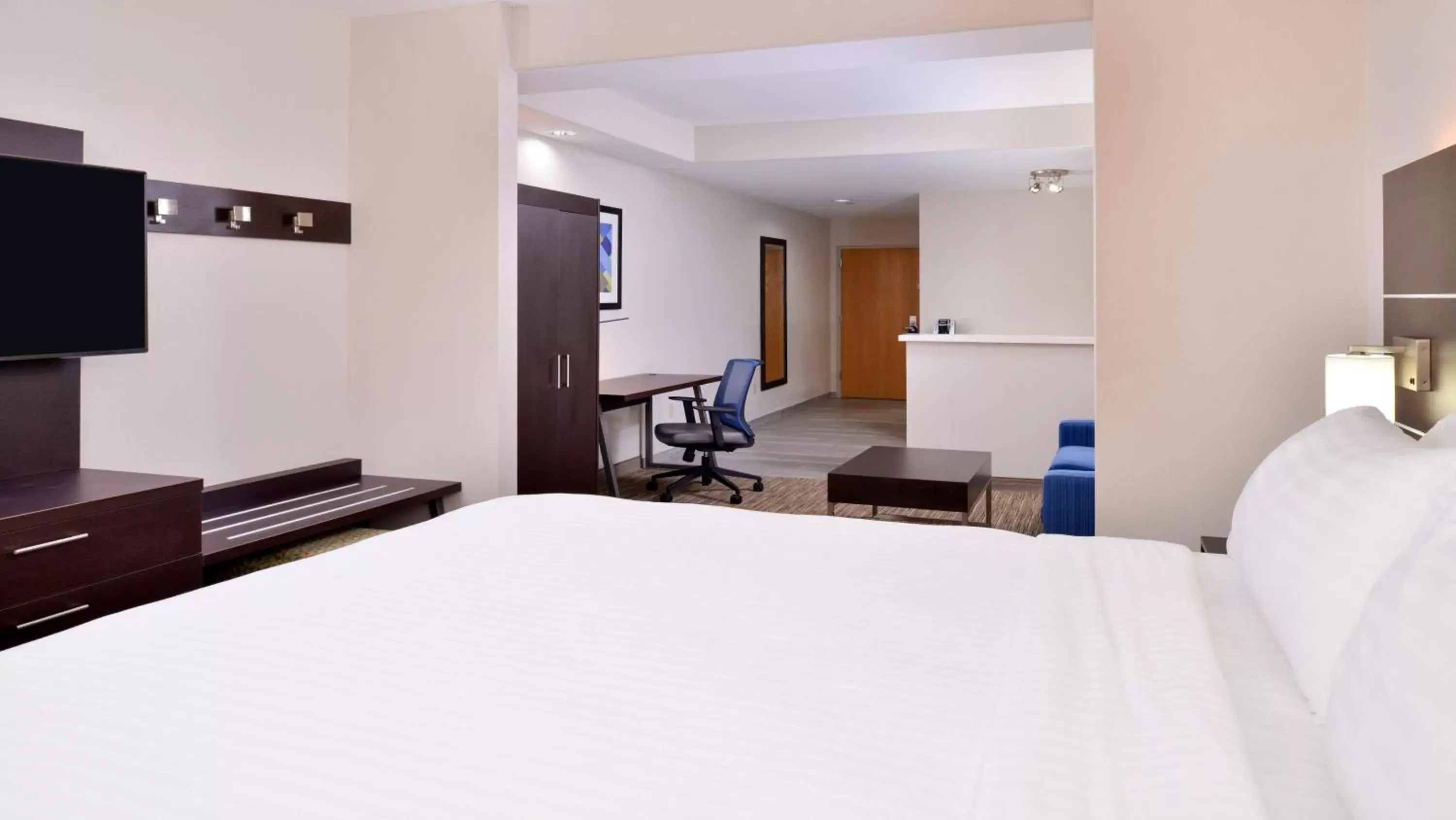 Photo of the whole room, Bed in Holiday Inn Express Hotel & Suites La Place, an IHG Hotel