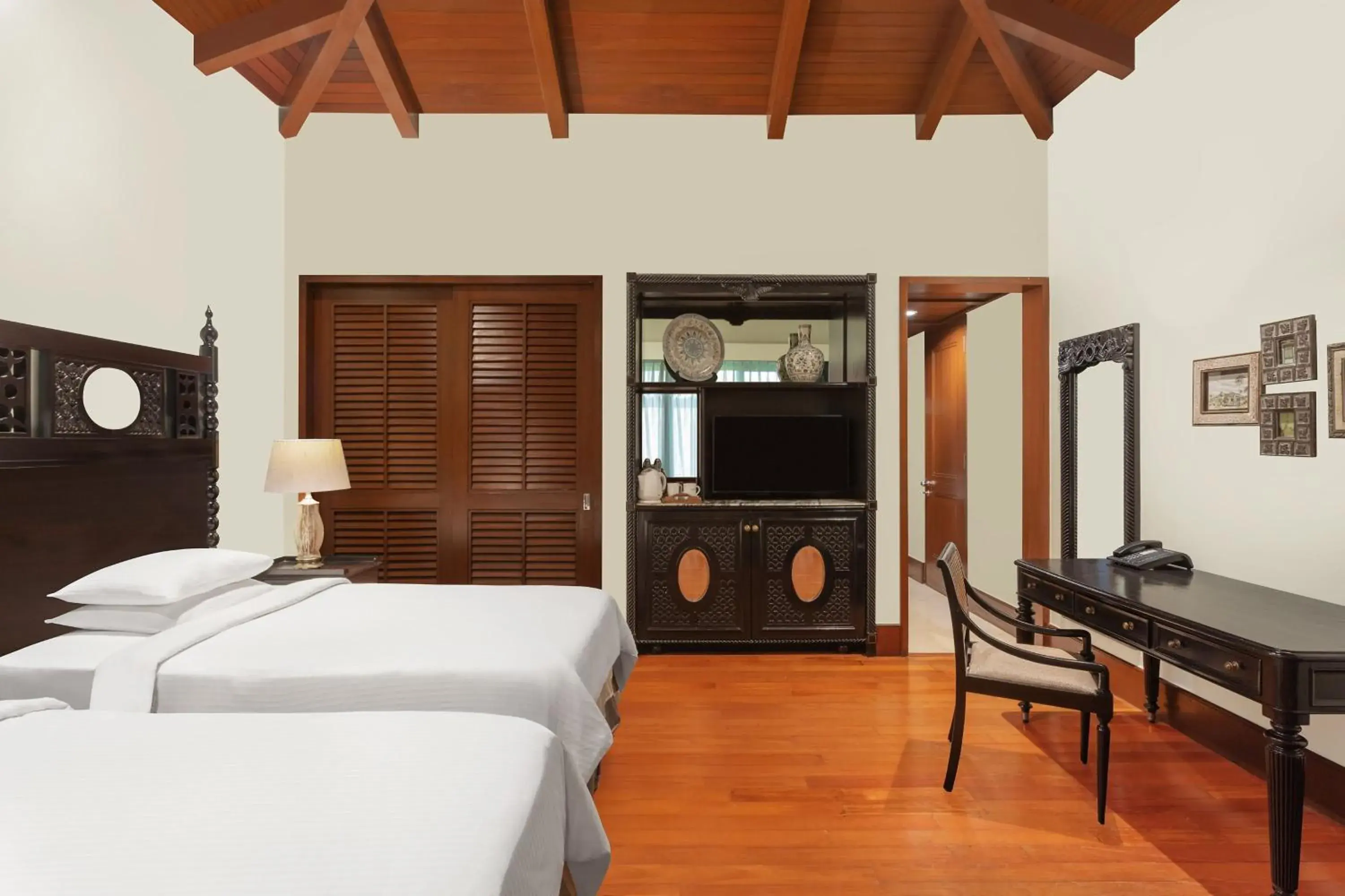 Bedroom, TV/Entertainment Center in ITC Grand Goa, a Luxury Collection Resort & Spa, Goa