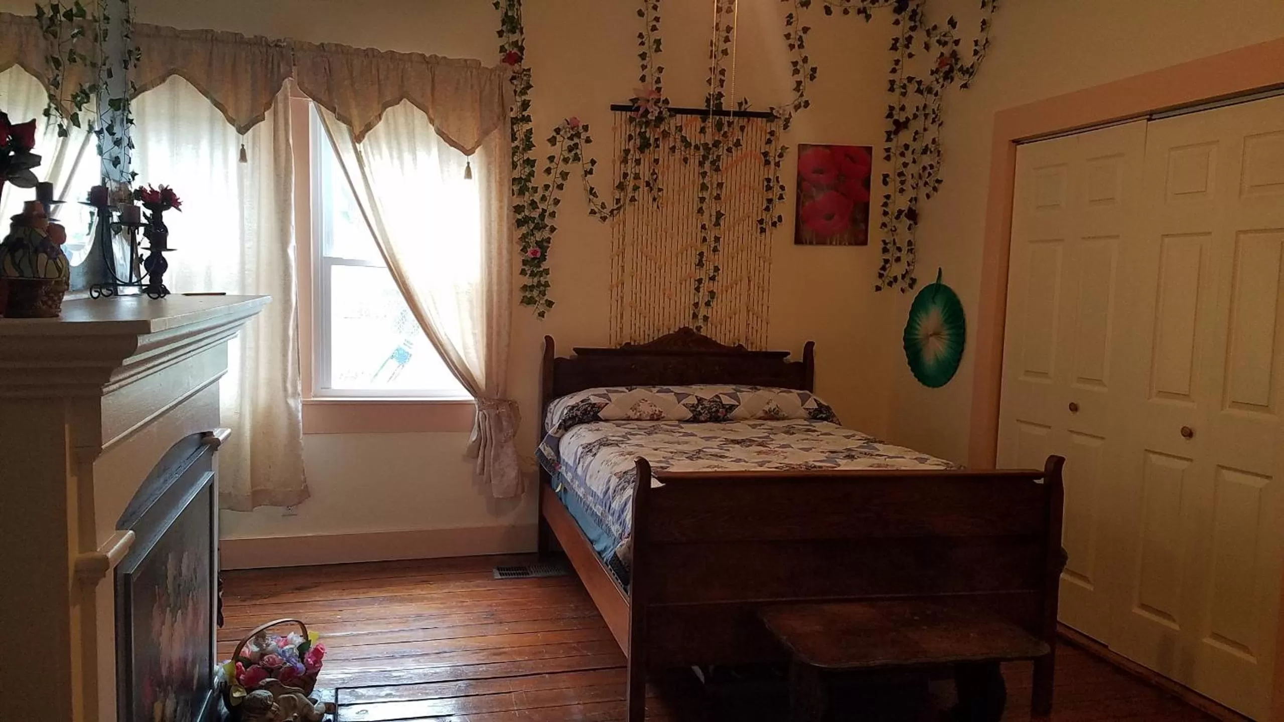 Photo of the whole room, Bed in 1890 Karcher Haus