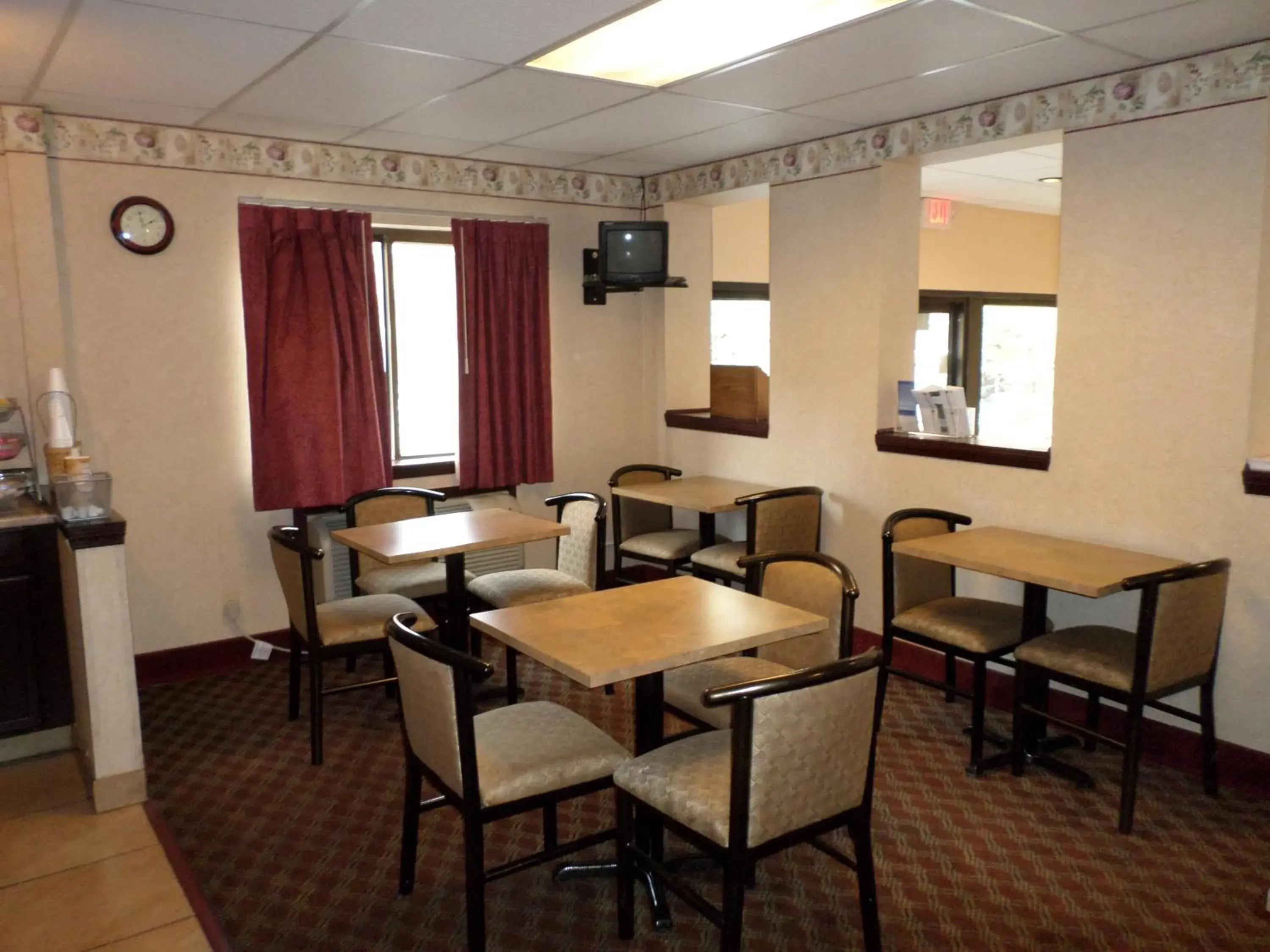 Communal lounge/ TV room, Restaurant/Places to Eat in Travelodge by Wyndham Cleveland Lakewood